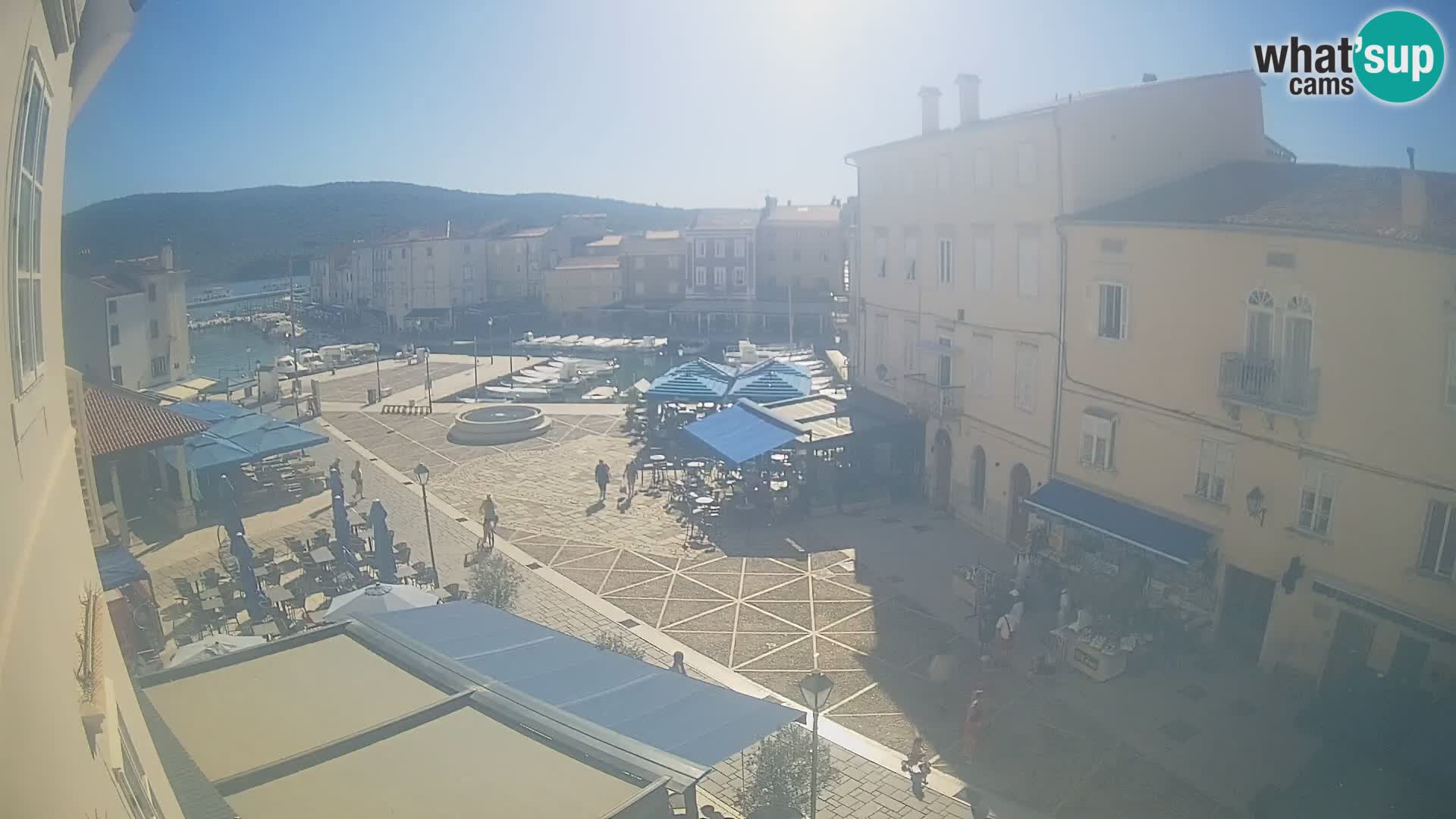 Cámara en vivo ciudad de Cres – plaza principal y “mandrač” – isla de Cres – Croacia