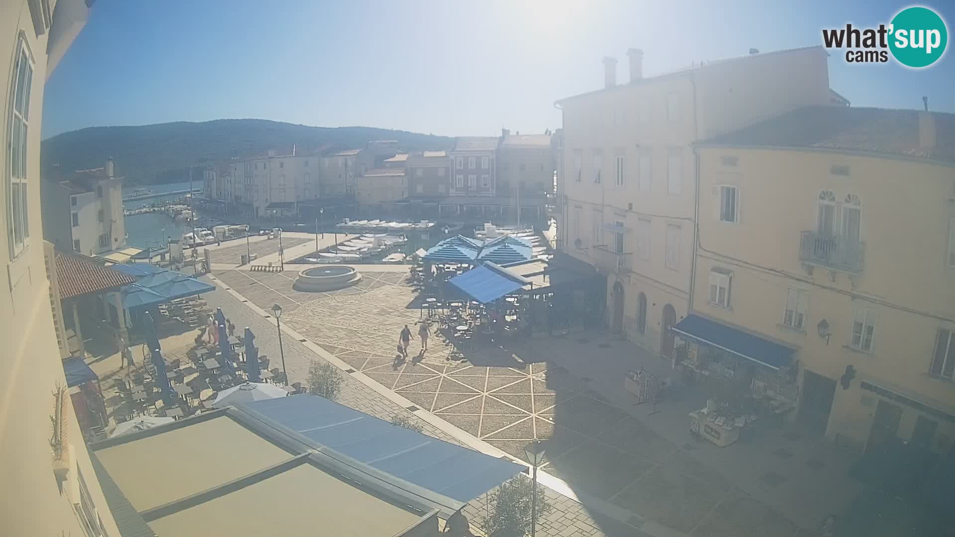 Web kamera Grad Cres – glavni trg i “mandrač” – otok Cres