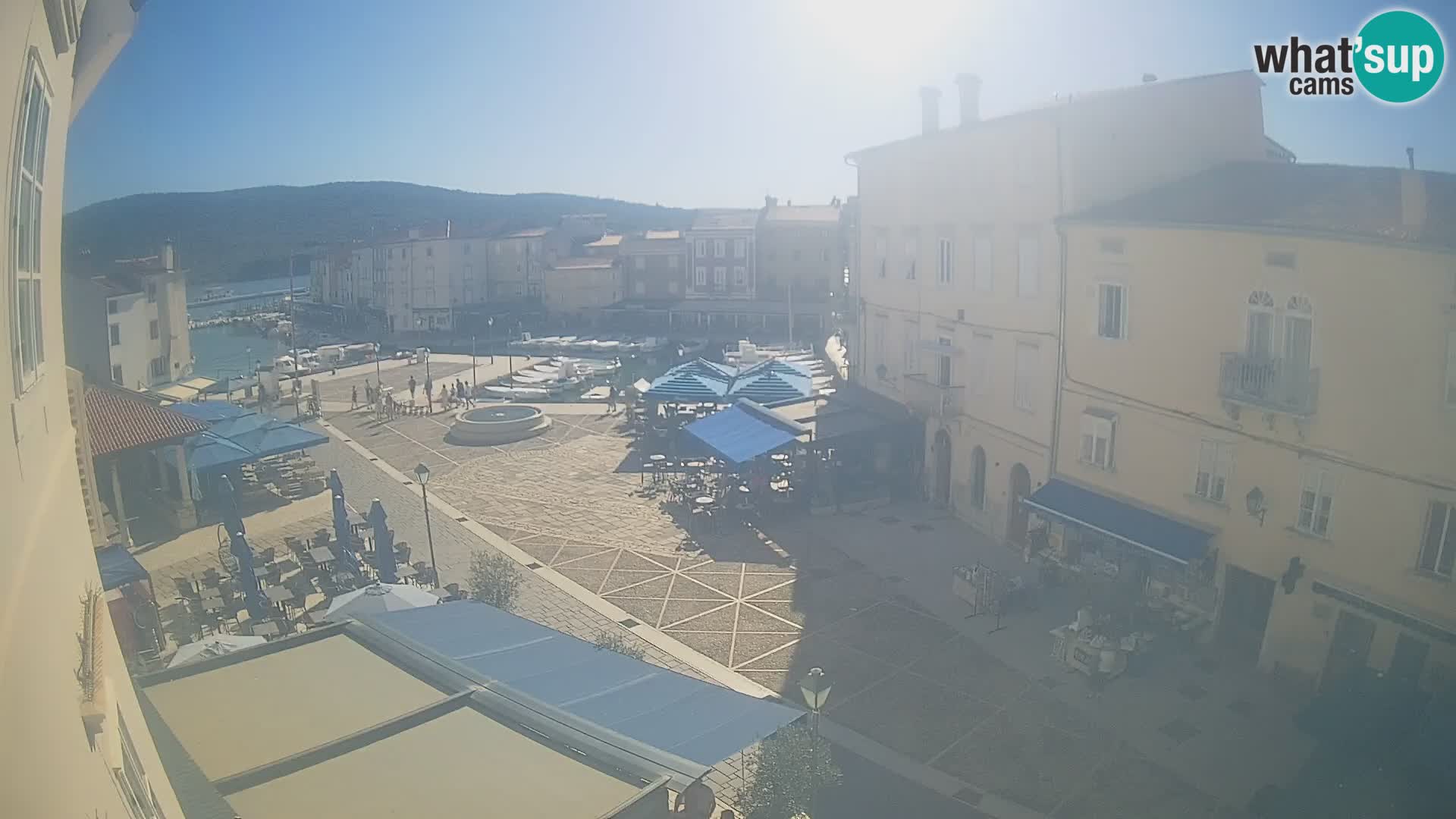 Kamera v ŽIVO Cres mesto – glavni trg in “mandrač” – otok Cres – Hrvaška