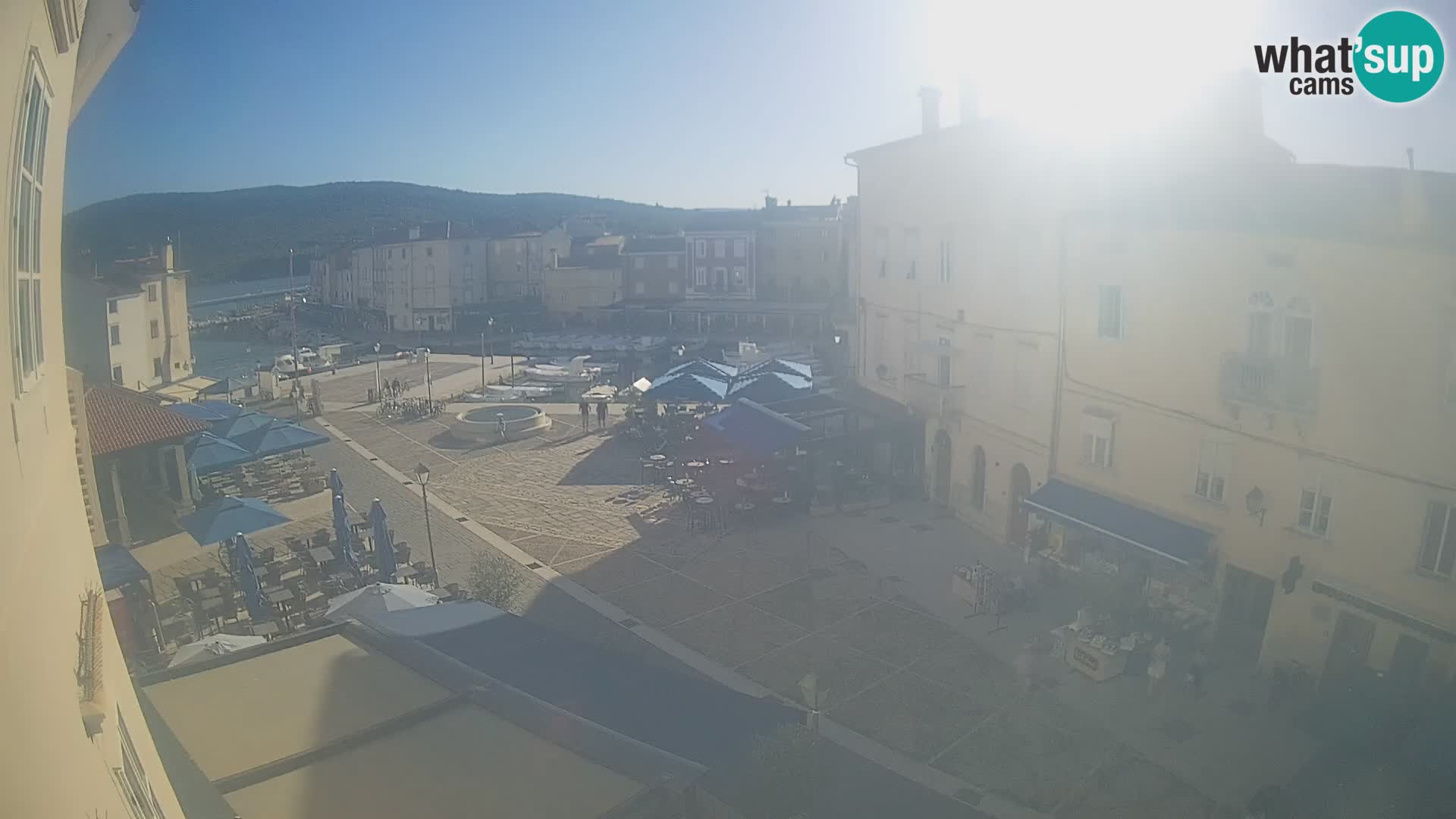 Kamera v ŽIVO Cres mesto – glavni trg in “mandrač” – otok Cres – Hrvaška