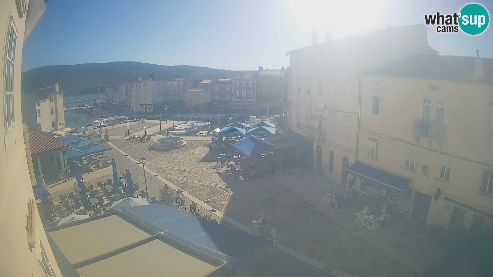 Kamera v ŽIVO Cres mesto – glavni trg in “mandrač” – otok Cres – Hrvaška