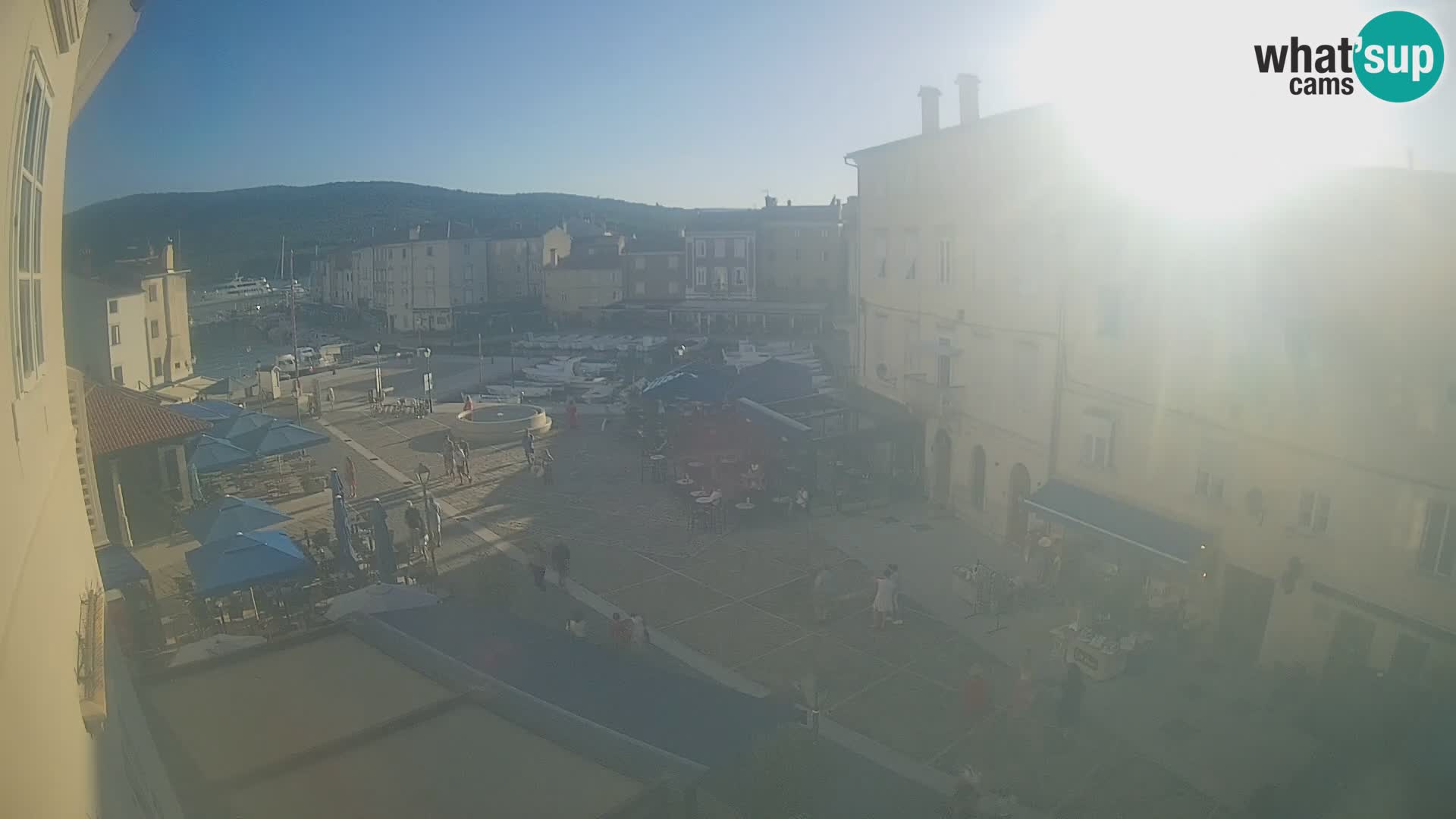 V ŽIVO spletna kamera Cres mesto – glavni trg in “mandrač” – otok Cres – Hrvaška