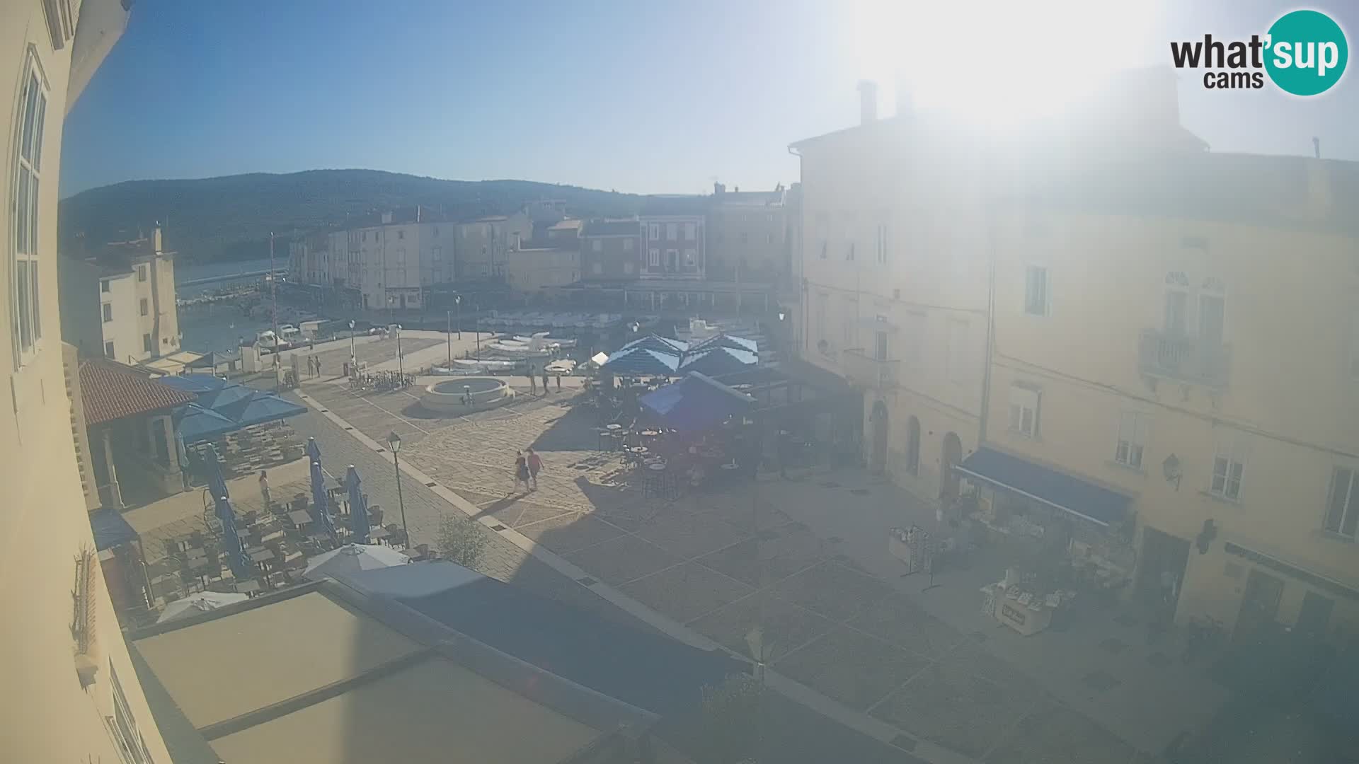 V ŽIVO spletna kamera Cres mesto – glavni trg in “mandrač” – otok Cres – Hrvaška