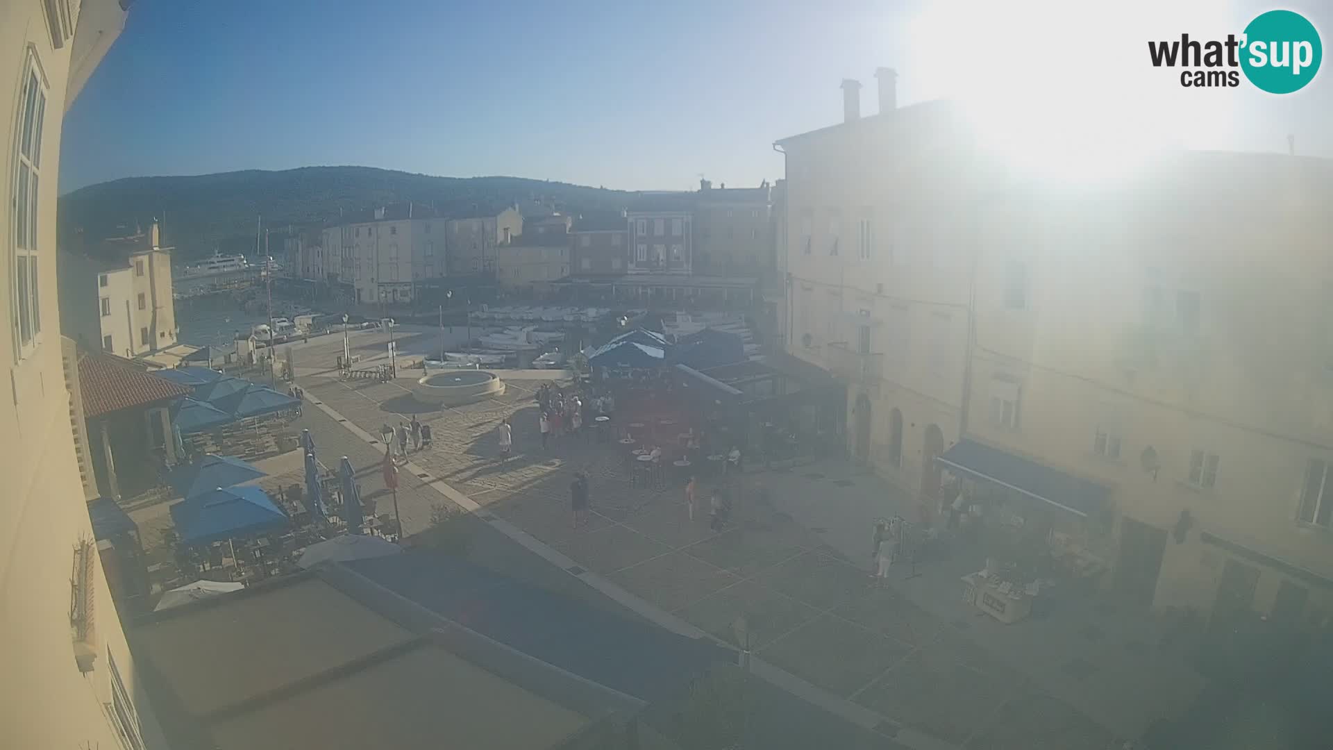 V ŽIVO spletna kamera Cres mesto – glavni trg in “mandrač” – otok Cres – Hrvaška
