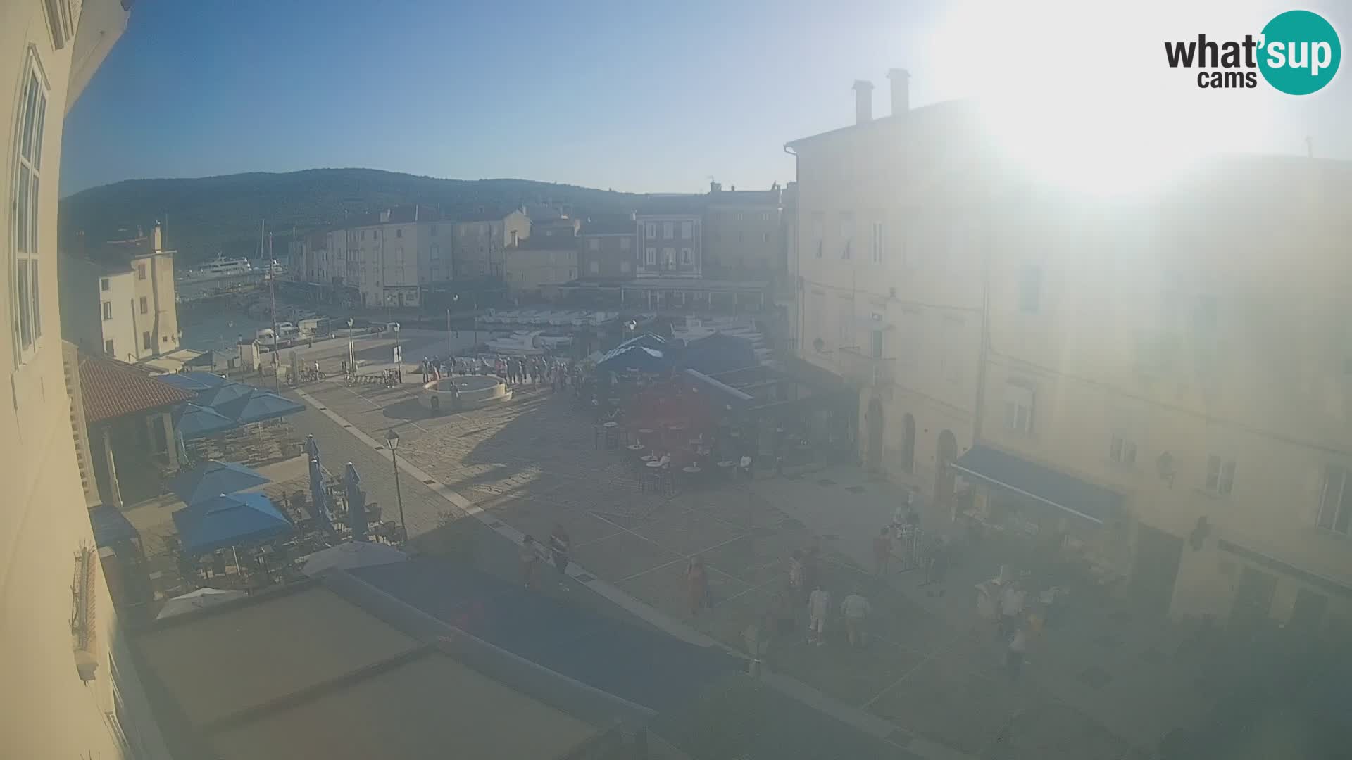V ŽIVO spletna kamera Cres mesto – glavni trg in “mandrač” – otok Cres – Hrvaška