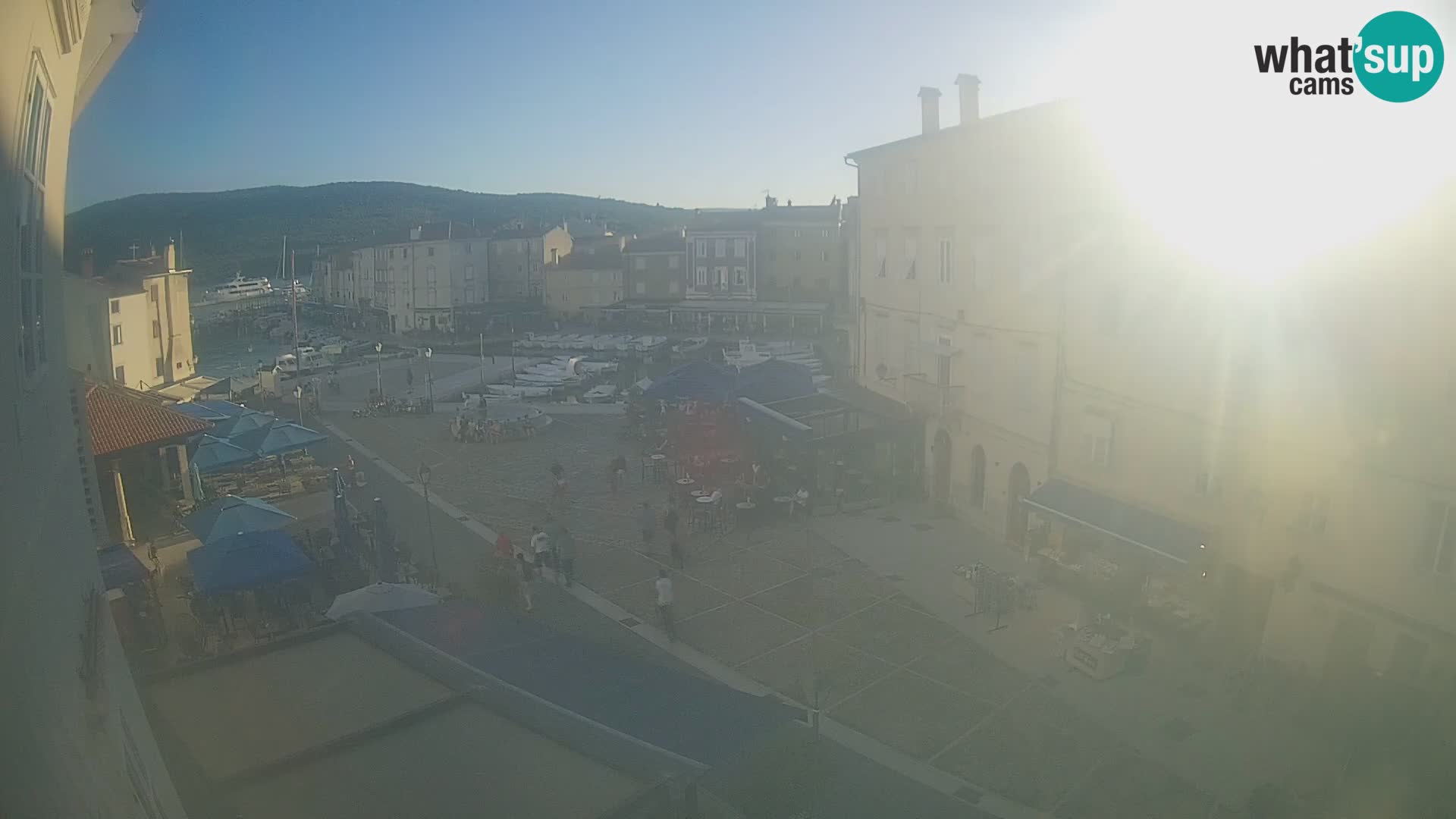 Web kamera Grad Cres – glavni trg i “mandrač” – otok Cres