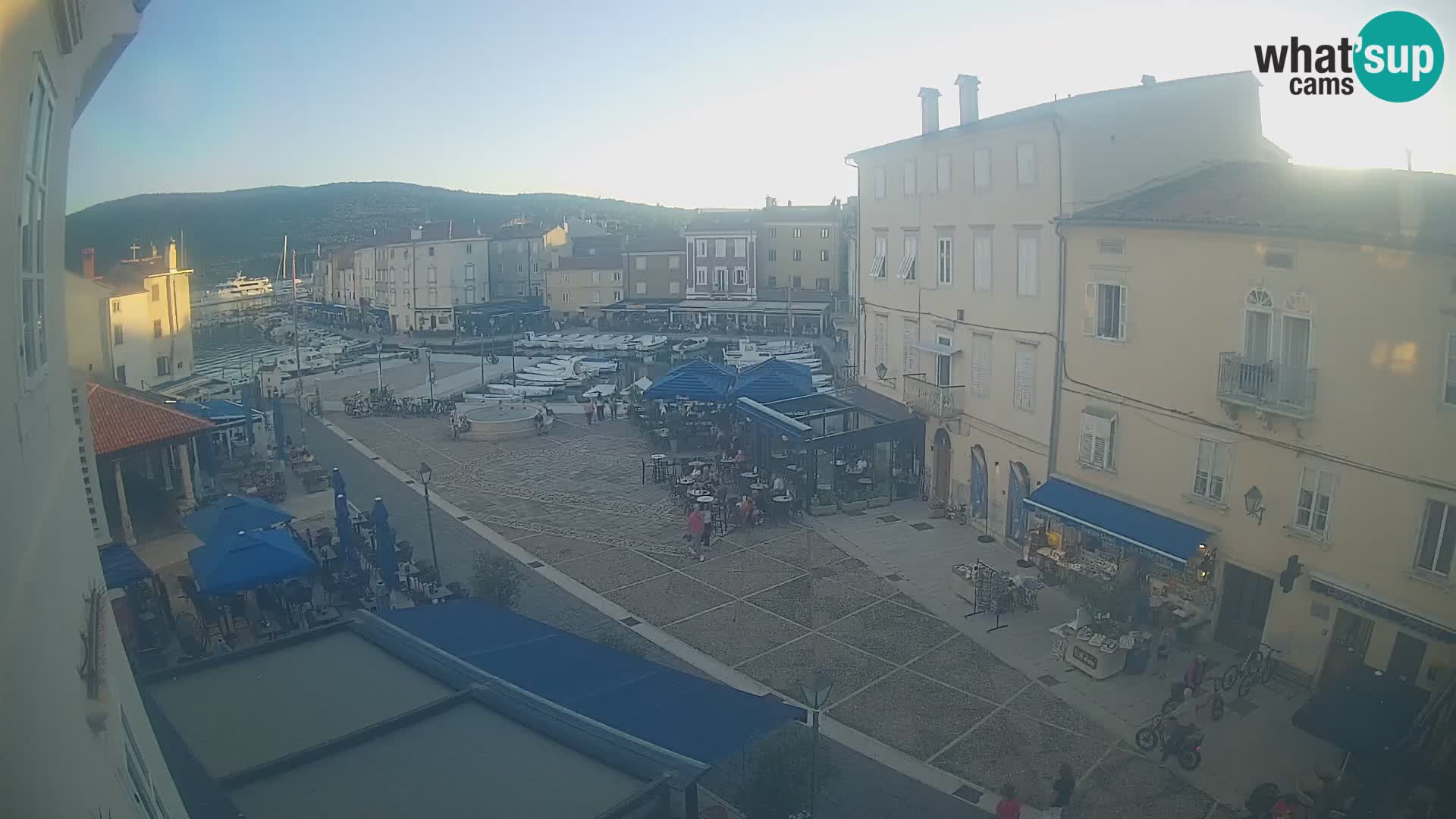 Web kamera Grad Cres – glavni trg i “mandrač” – otok Cres