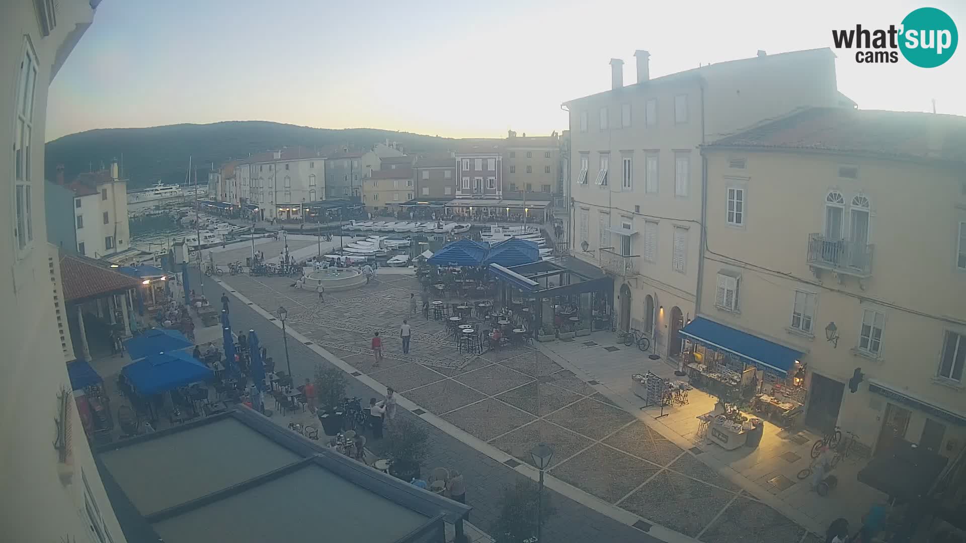 V ŽIVO spletna kamera Cres mesto – glavni trg in “mandrač” – otok Cres – Hrvaška