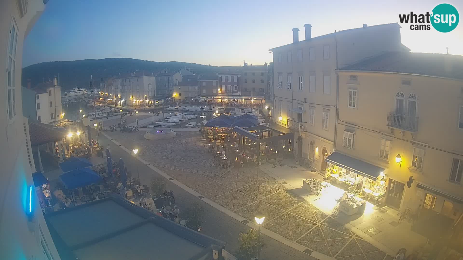 V ŽIVO spletna kamera Cres mesto – glavni trg in “mandrač” – otok Cres – Hrvaška