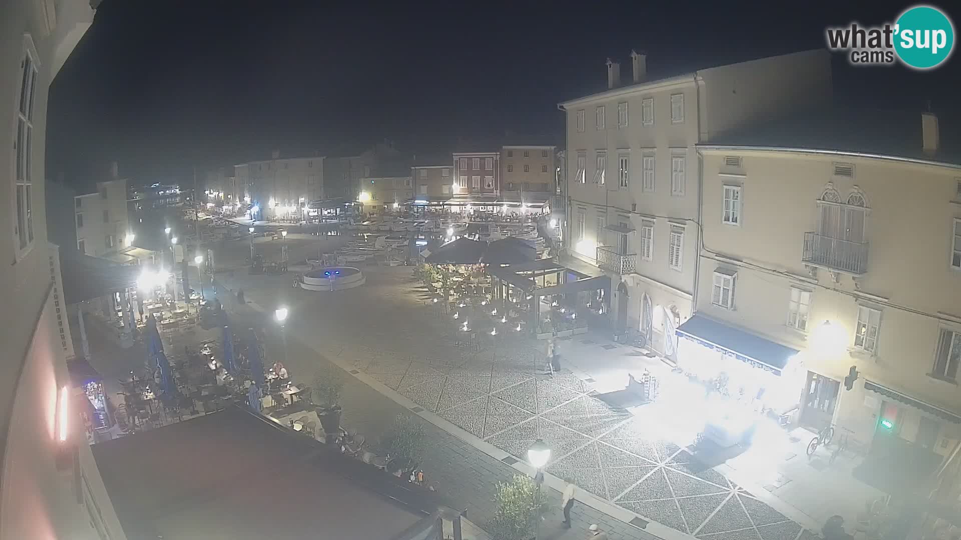V ŽIVO spletna kamera Cres mesto – glavni trg in “mandrač” – otok Cres – Hrvaška