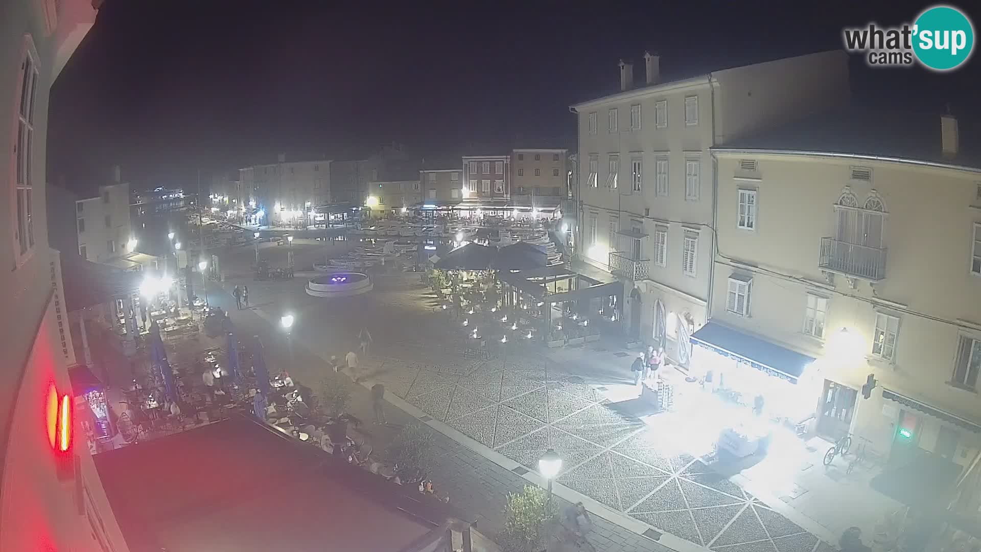 V ŽIVO spletna kamera Cres mesto – glavni trg in “mandrač” – otok Cres – Hrvaška