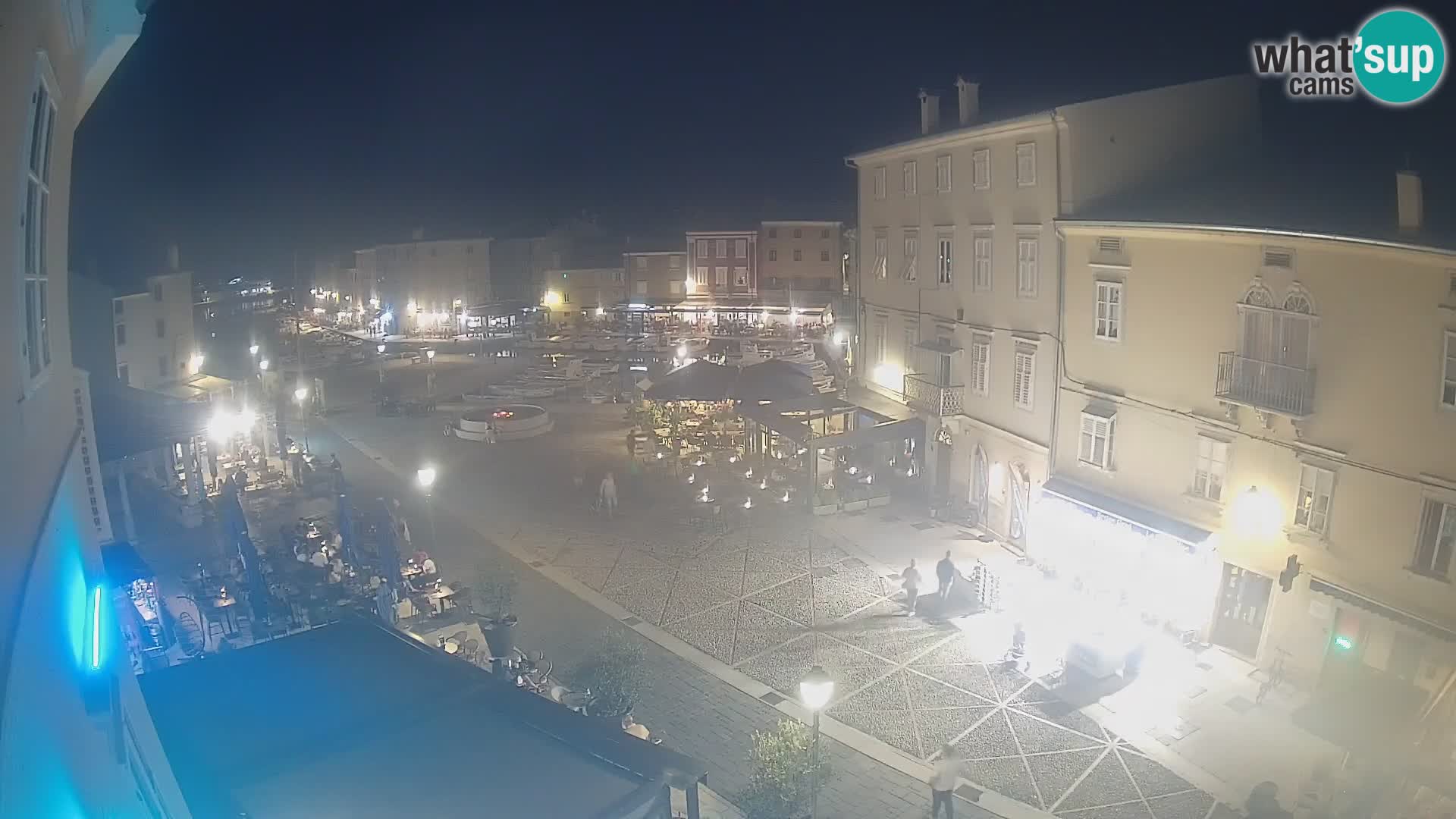 Web kamera Grad Cres – glavni trg i “mandrač” – otok Cres