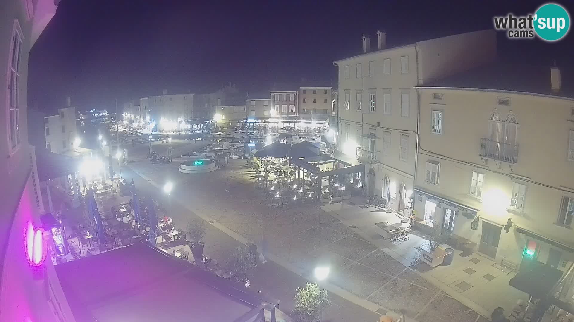 V ŽIVO spletna kamera Cres mesto – glavni trg in “mandrač” – otok Cres – Hrvaška