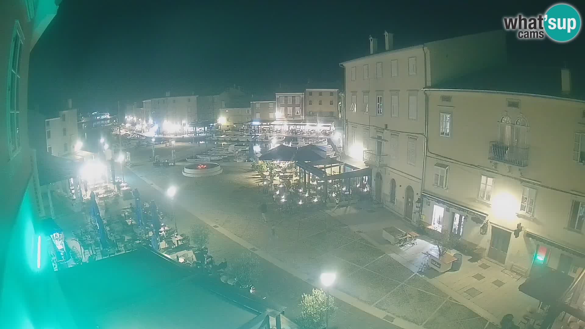 Web kamera Grad Cres – glavni trg i “mandrač” – otok Cres