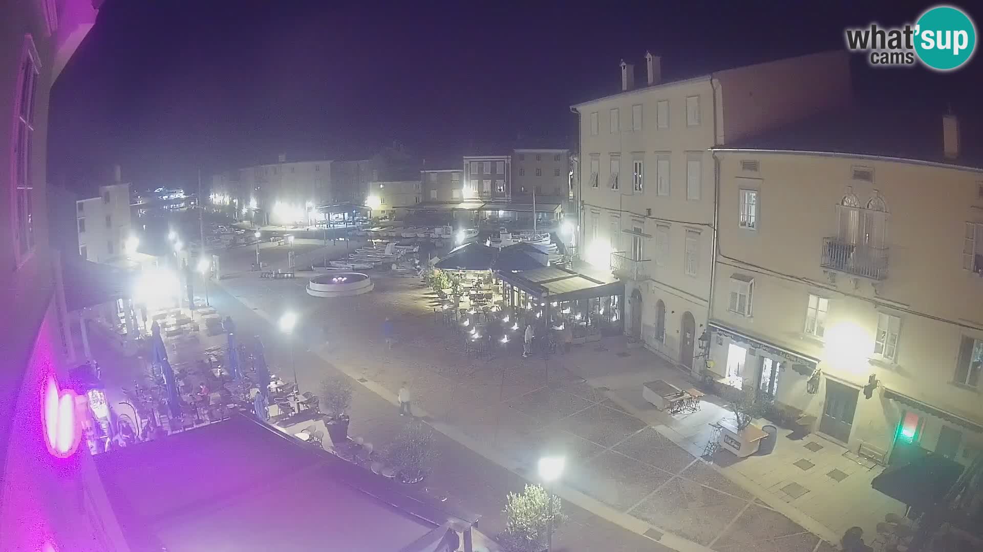 Web kamera Grad Cres – glavni trg i “mandrač” – otok Cres