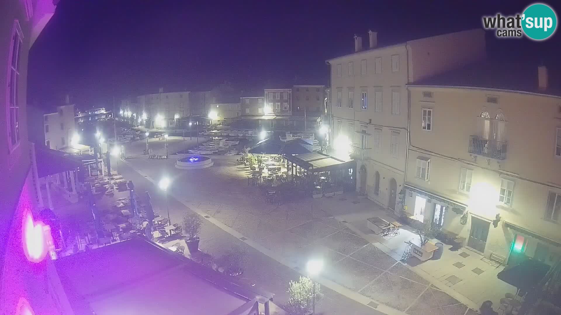 V ŽIVO spletna kamera Cres mesto – glavni trg in “mandrač” – otok Cres – Hrvaška