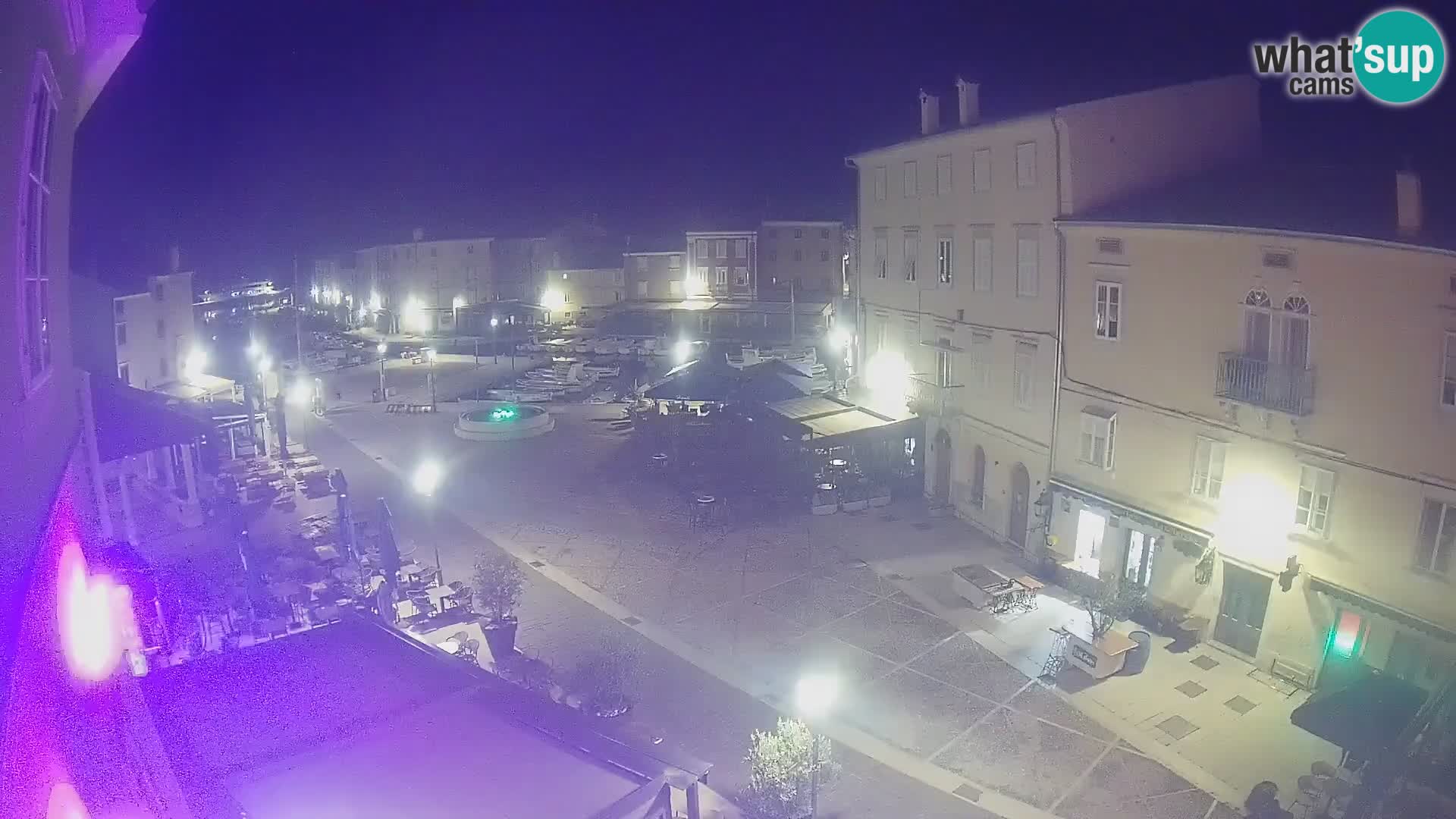 V ŽIVO spletna kamera Cres mesto – glavni trg in “mandrač” – otok Cres – Hrvaška