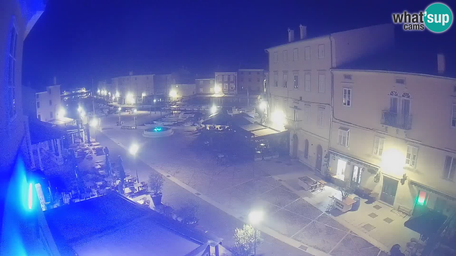 Web kamera Grad Cres – glavni trg i “mandrač” – otok Cres