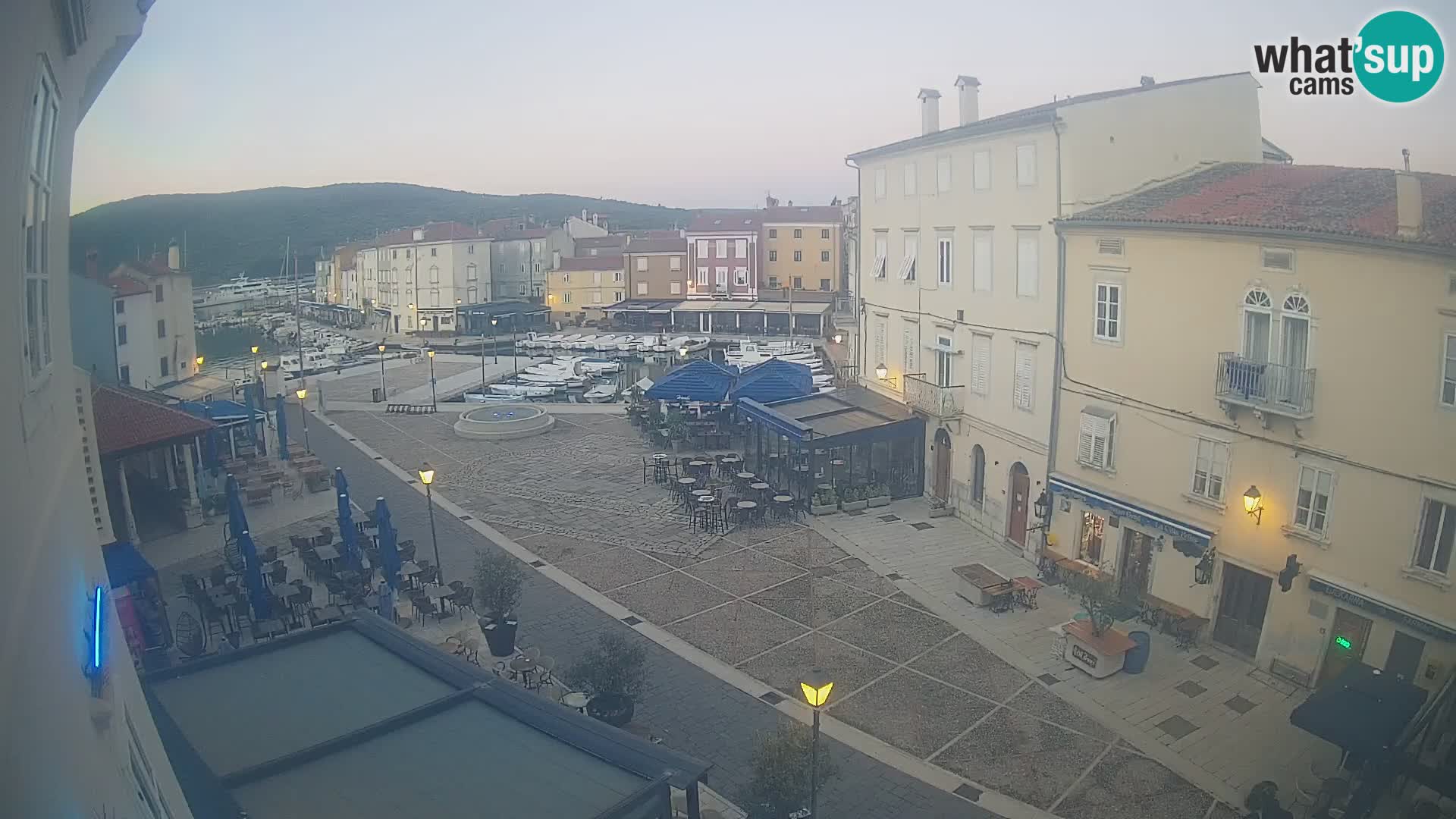 Kamera v ŽIVO Cres mesto – glavni trg in “mandrač” – otok Cres – Hrvaška