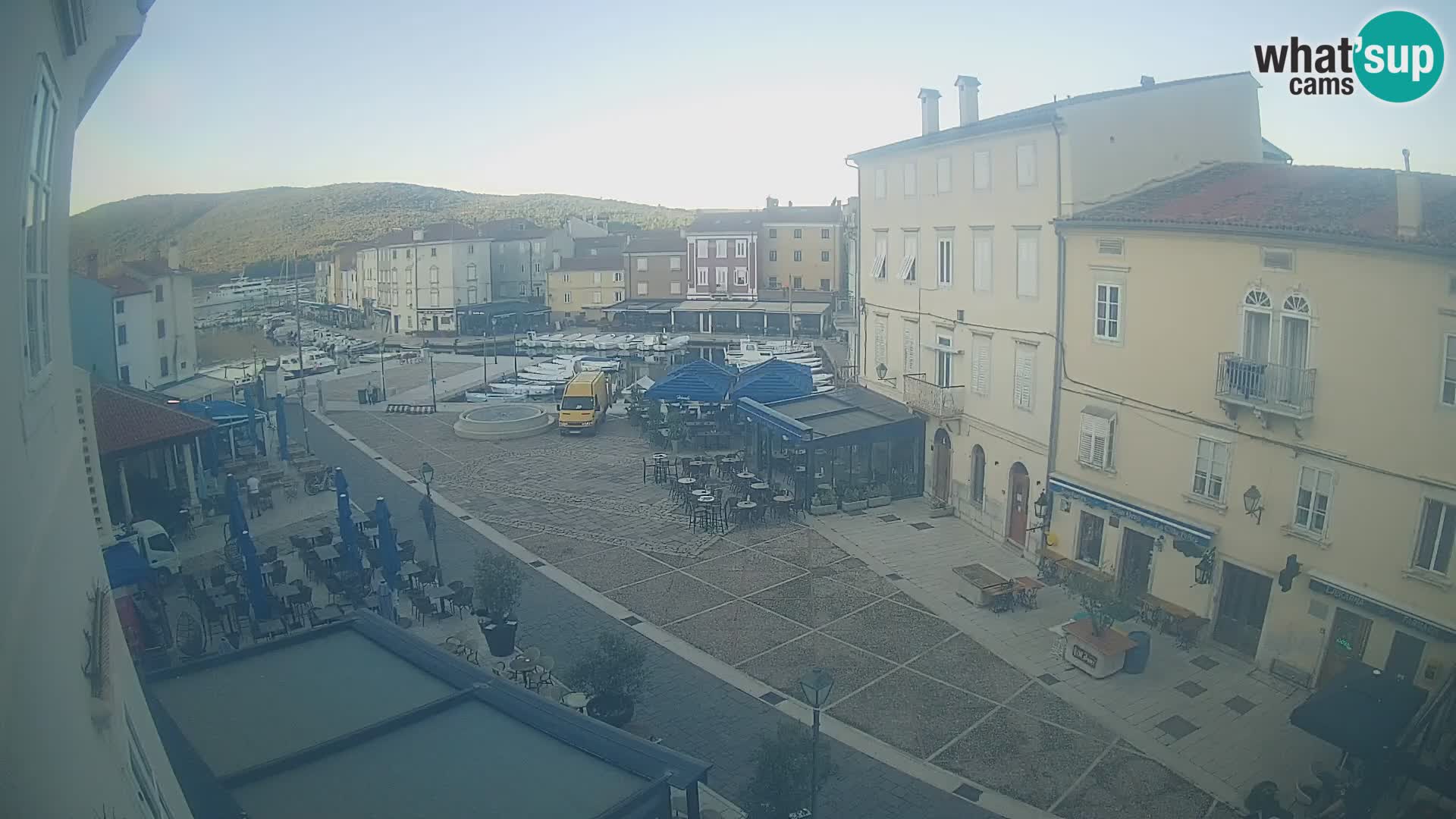 Cámara en vivo ciudad de Cres – plaza principal y “mandrač” – isla de Cres – Croacia