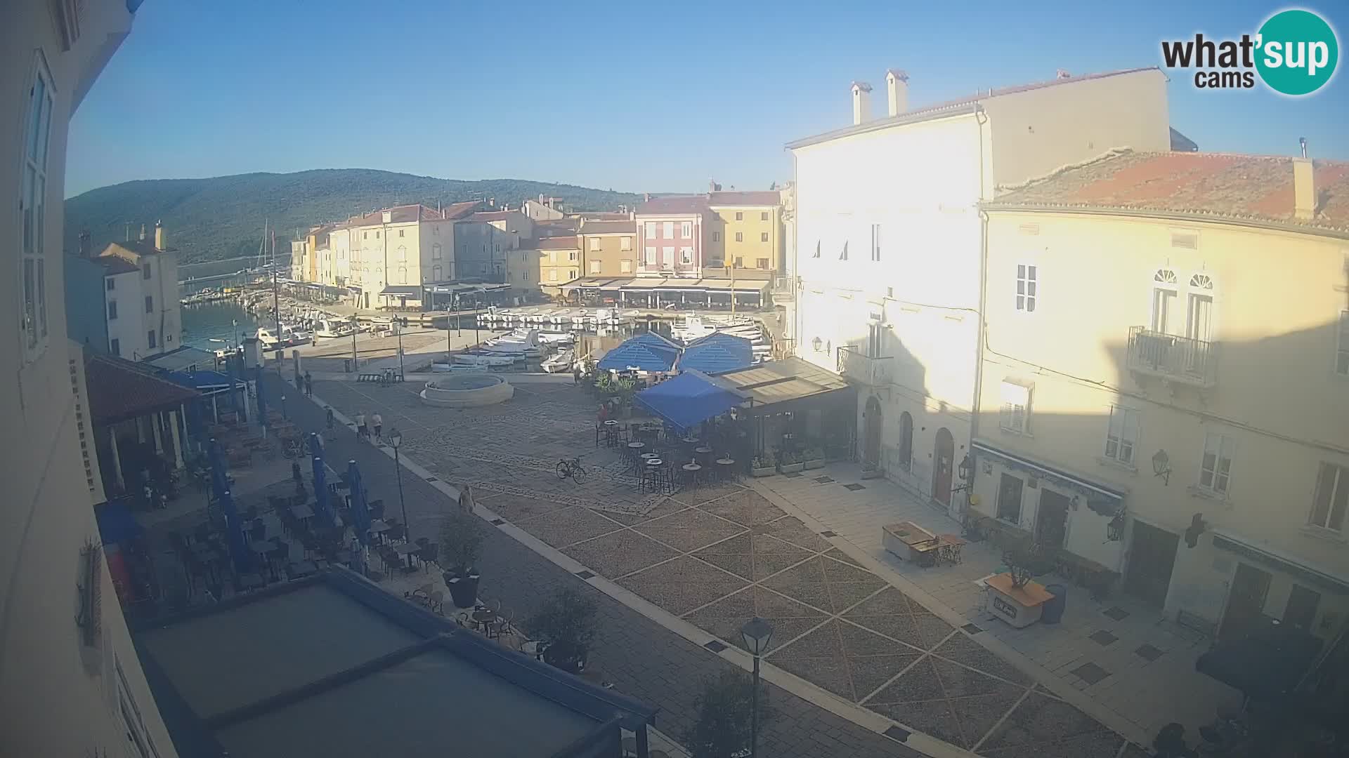 Kamera v ŽIVO Cres mesto – glavni trg in “mandrač” – otok Cres – Hrvaška