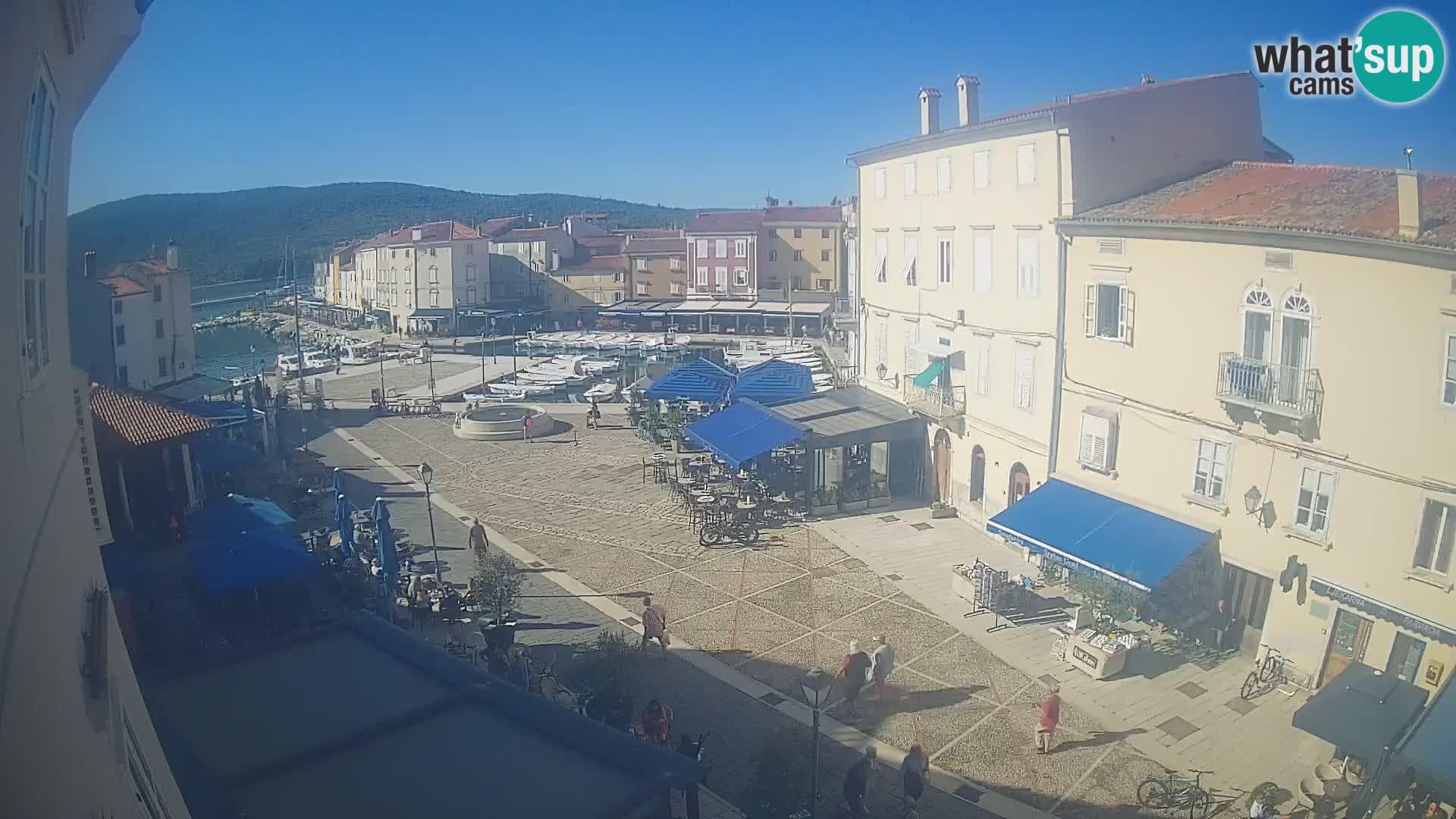 V ŽIVO spletna kamera Cres mesto – glavni trg in “mandrač” – otok Cres – Hrvaška