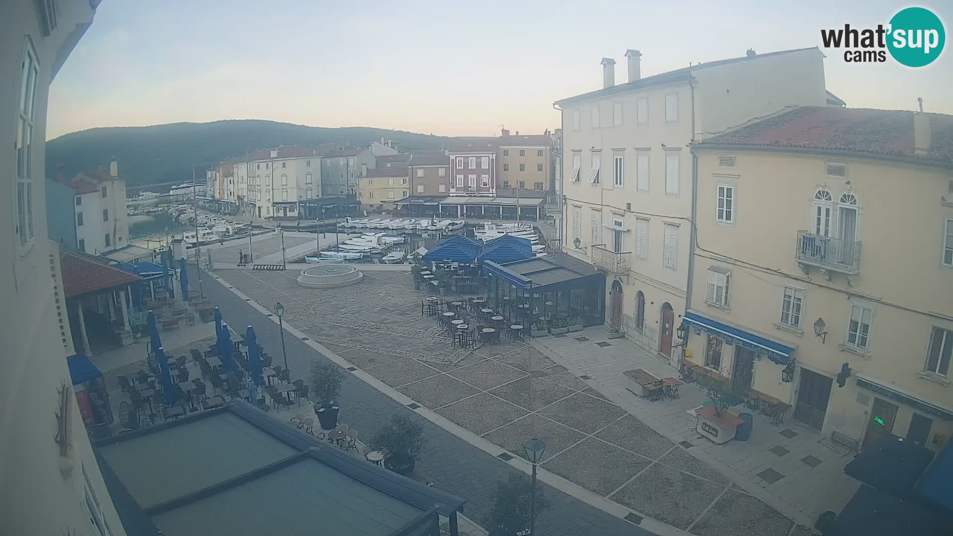 Kamera v ŽIVO Cres mesto – glavni trg in “mandrač” – otok Cres – Hrvaška