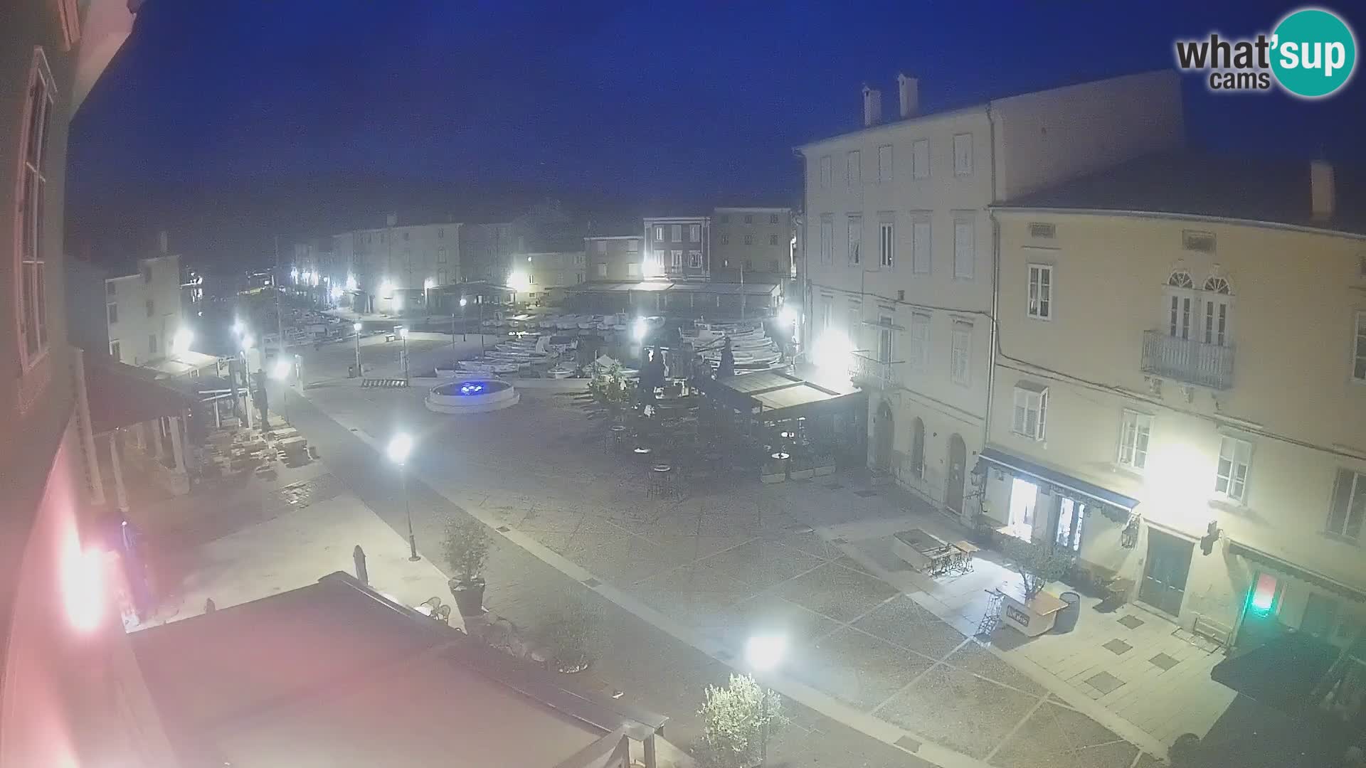 V ŽIVO spletna kamera Cres mesto – glavni trg in “mandrač” – otok Cres – Hrvaška