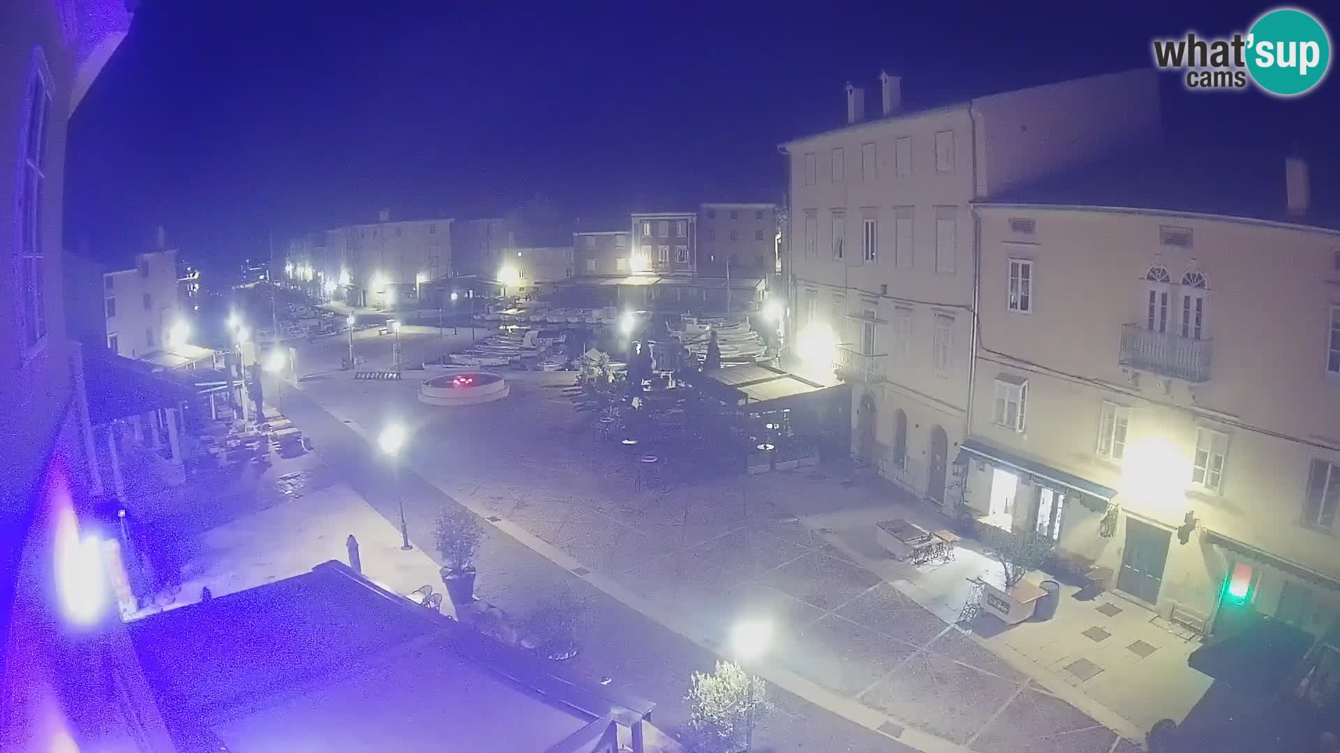 V ŽIVO spletna kamera Cres mesto – glavni trg in “mandrač” – otok Cres – Hrvaška