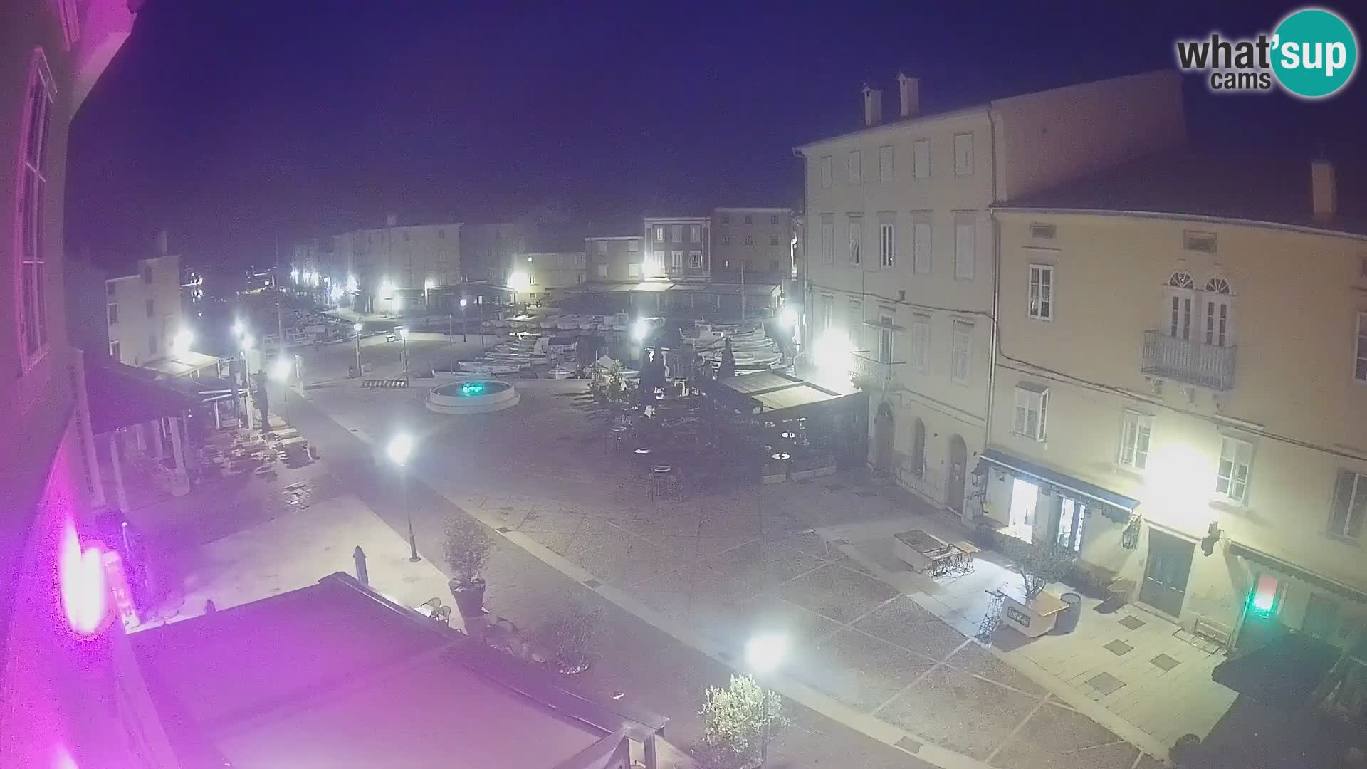Web kamera Grad Cres – glavni trg i “mandrač” – otok Cres