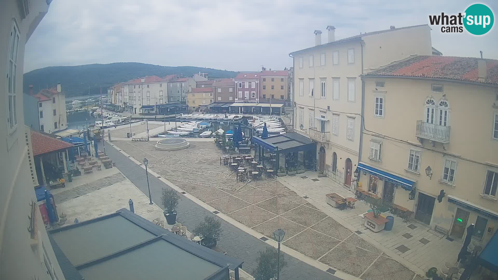 Kamera v ŽIVO Cres mesto – glavni trg in “mandrač” – otok Cres – Hrvaška