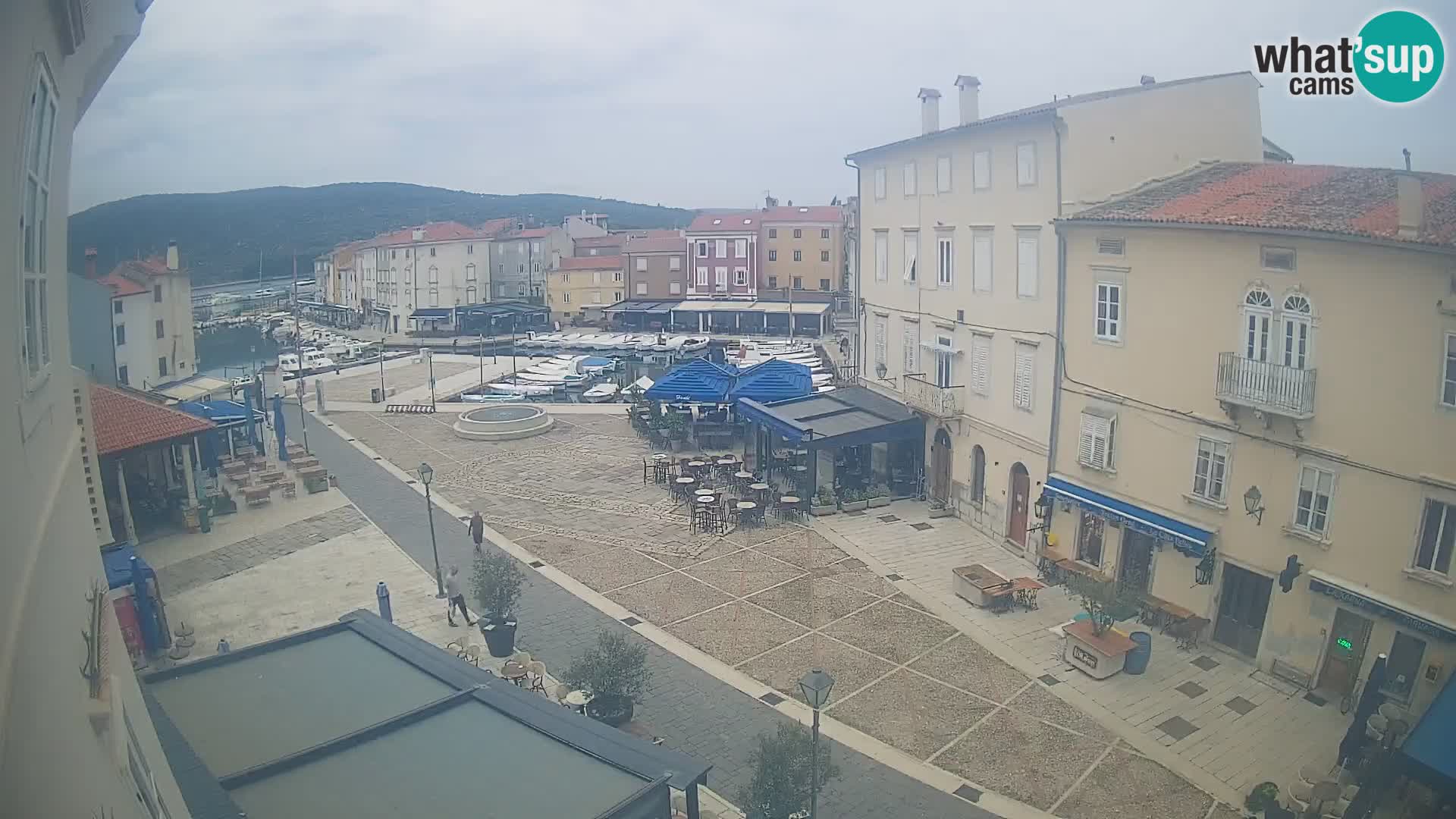V ŽIVO spletna kamera Cres mesto – glavni trg in “mandrač” – otok Cres – Hrvaška