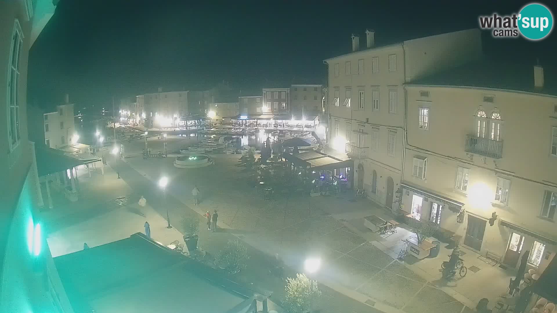 Web kamera Grad Cres – glavni trg i “mandrač” – otok Cres