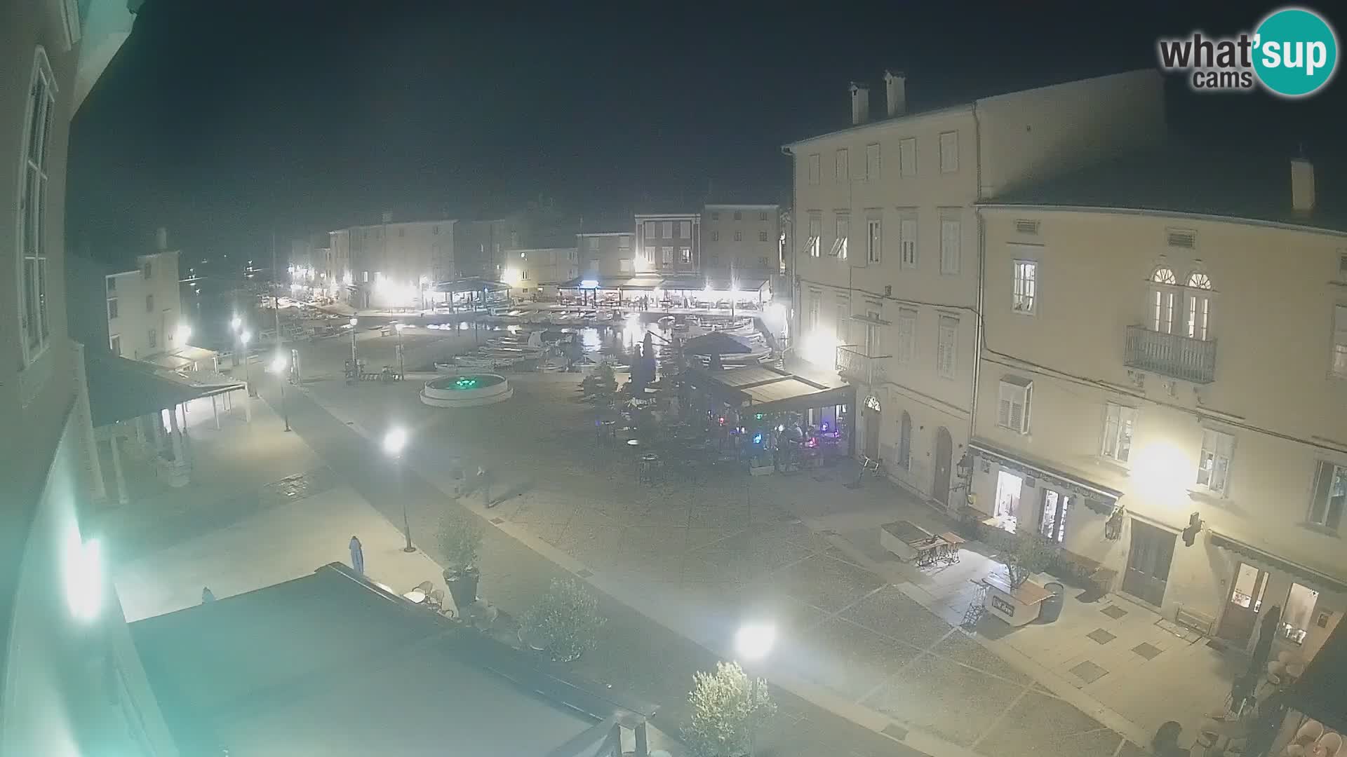 Kamera v ŽIVO Cres mesto – glavni trg in “mandrač” – otok Cres – Hrvaška