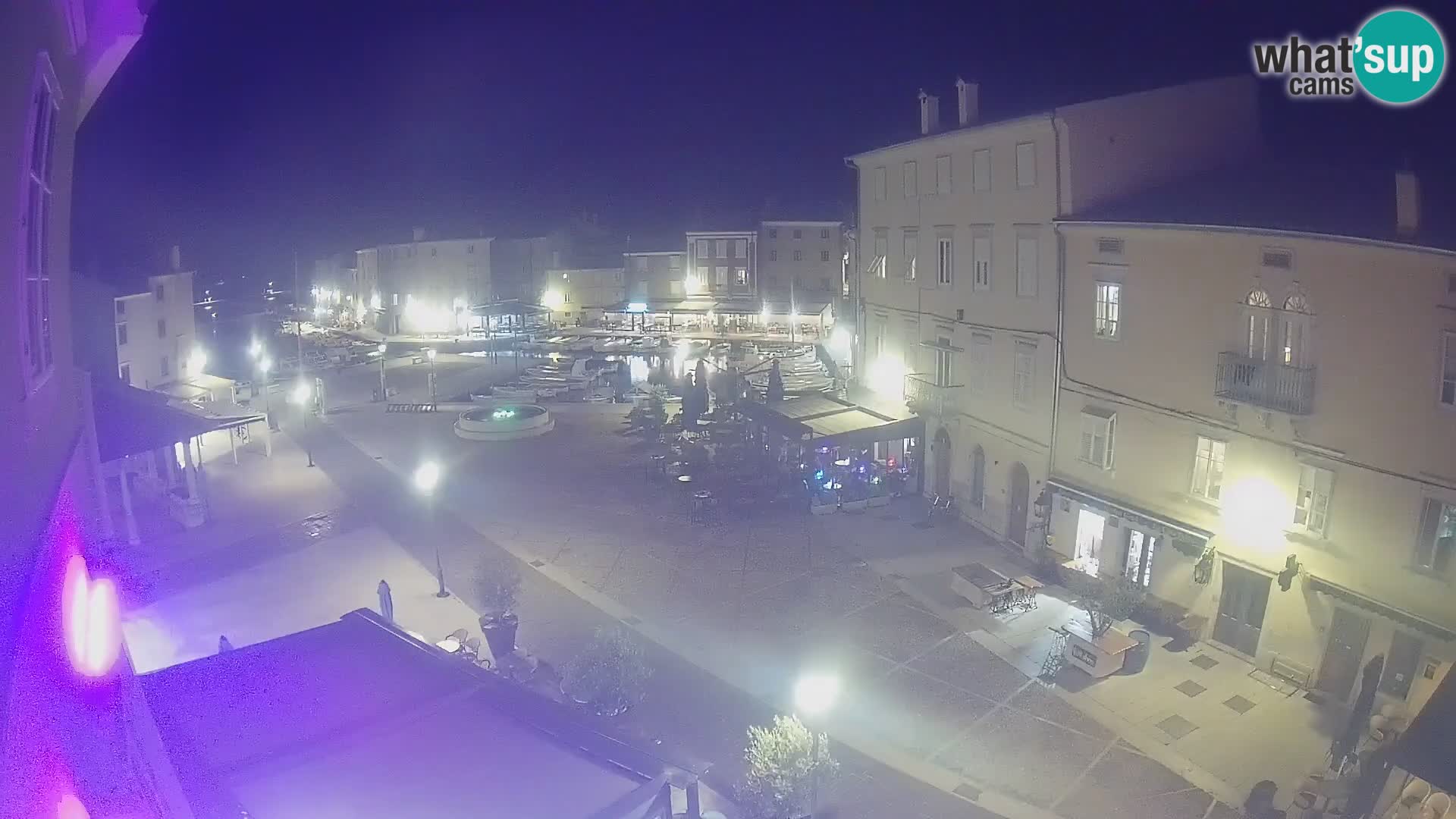 V ŽIVO spletna kamera Cres mesto – glavni trg in “mandrač” – otok Cres – Hrvaška