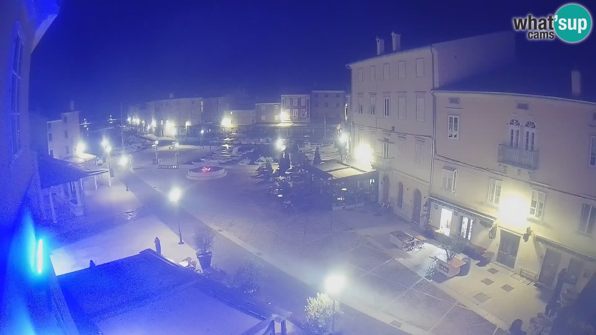 Web kamera Grad Cres – glavni trg i “mandrač” – otok Cres
