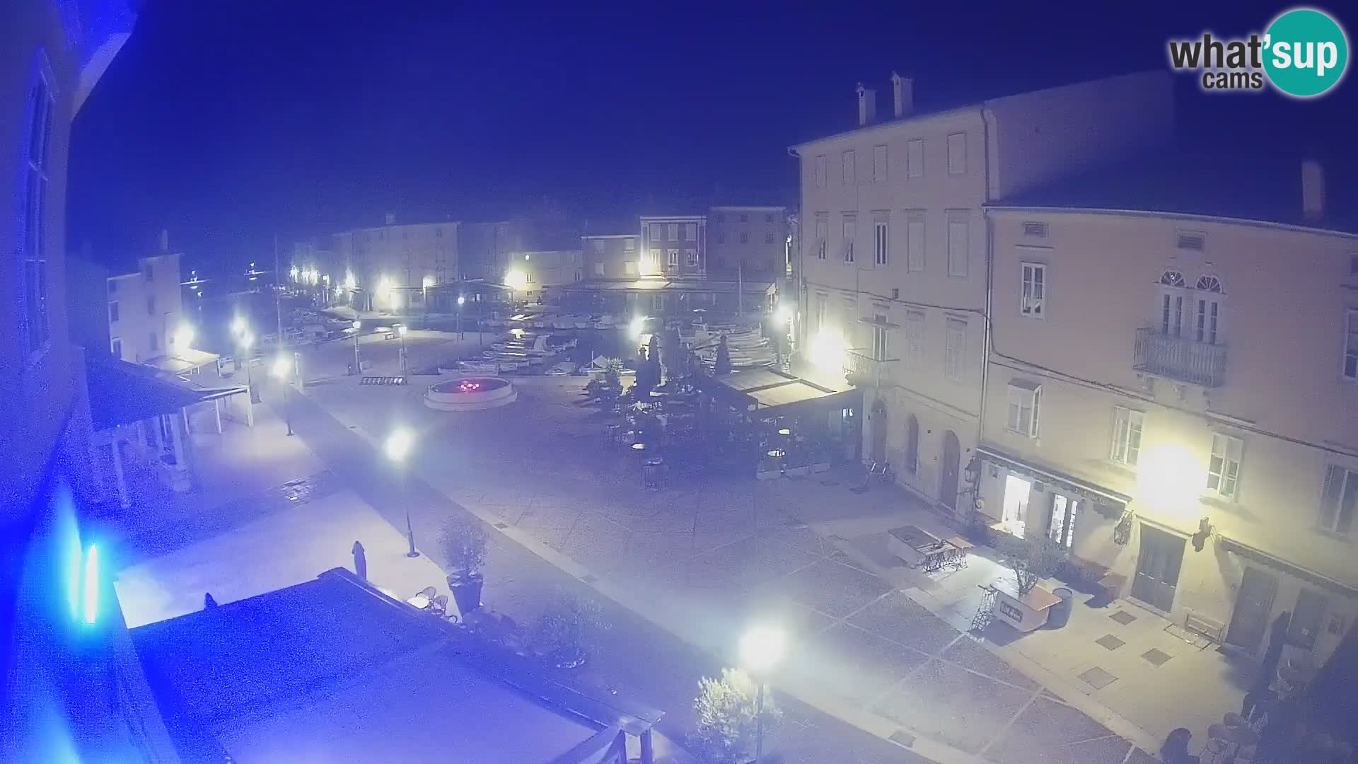Web kamera Grad Cres – glavni trg i “mandrač” – otok Cres