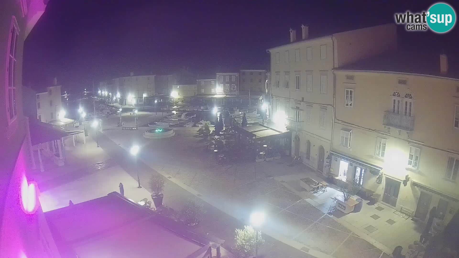 Web kamera Grad Cres – glavni trg i “mandrač” – otok Cres