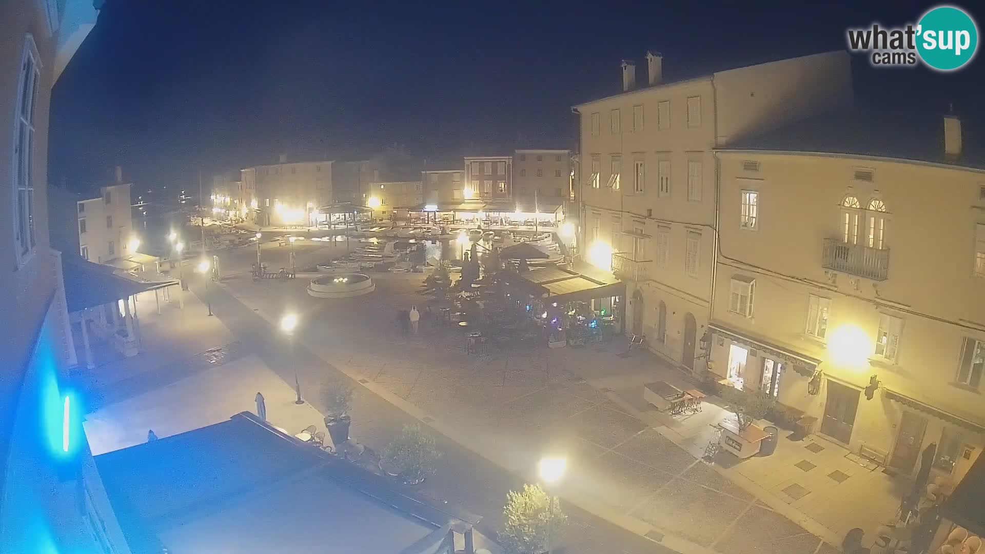 Web kamera Grad Cres – glavni trg i “mandrač” – otok Cres