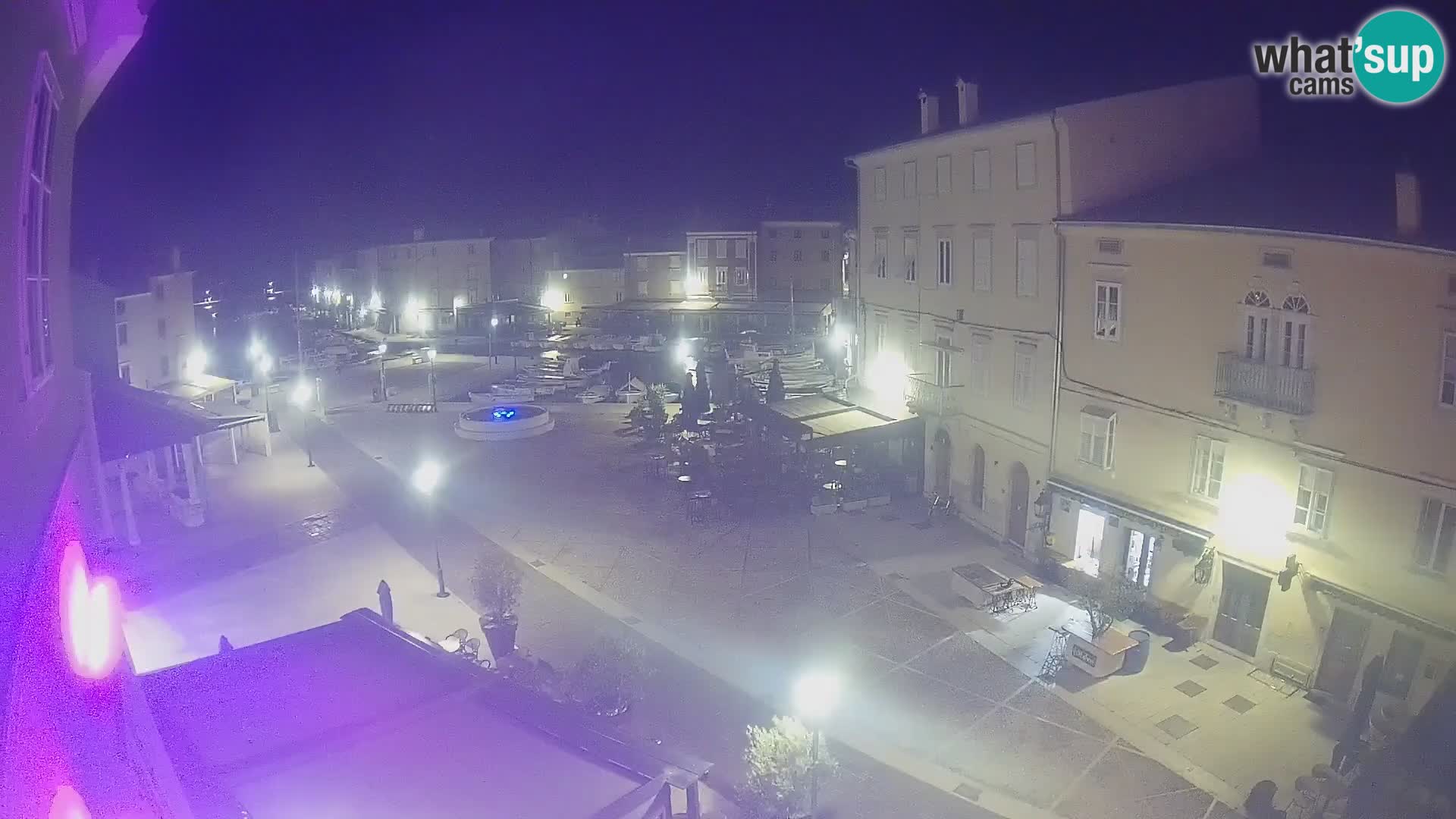 Web kamera Grad Cres – glavni trg i “mandrač” – otok Cres