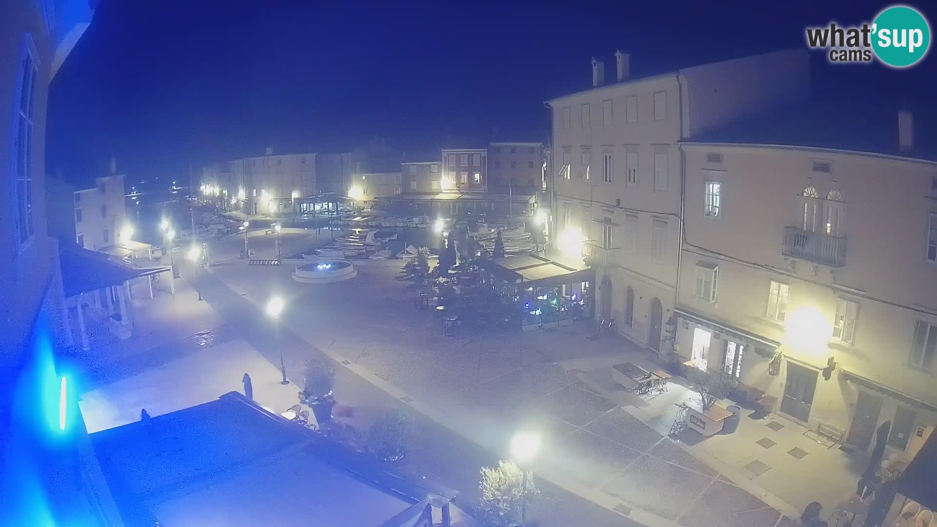 V ŽIVO spletna kamera Cres mesto – glavni trg in “mandrač” – otok Cres – Hrvaška