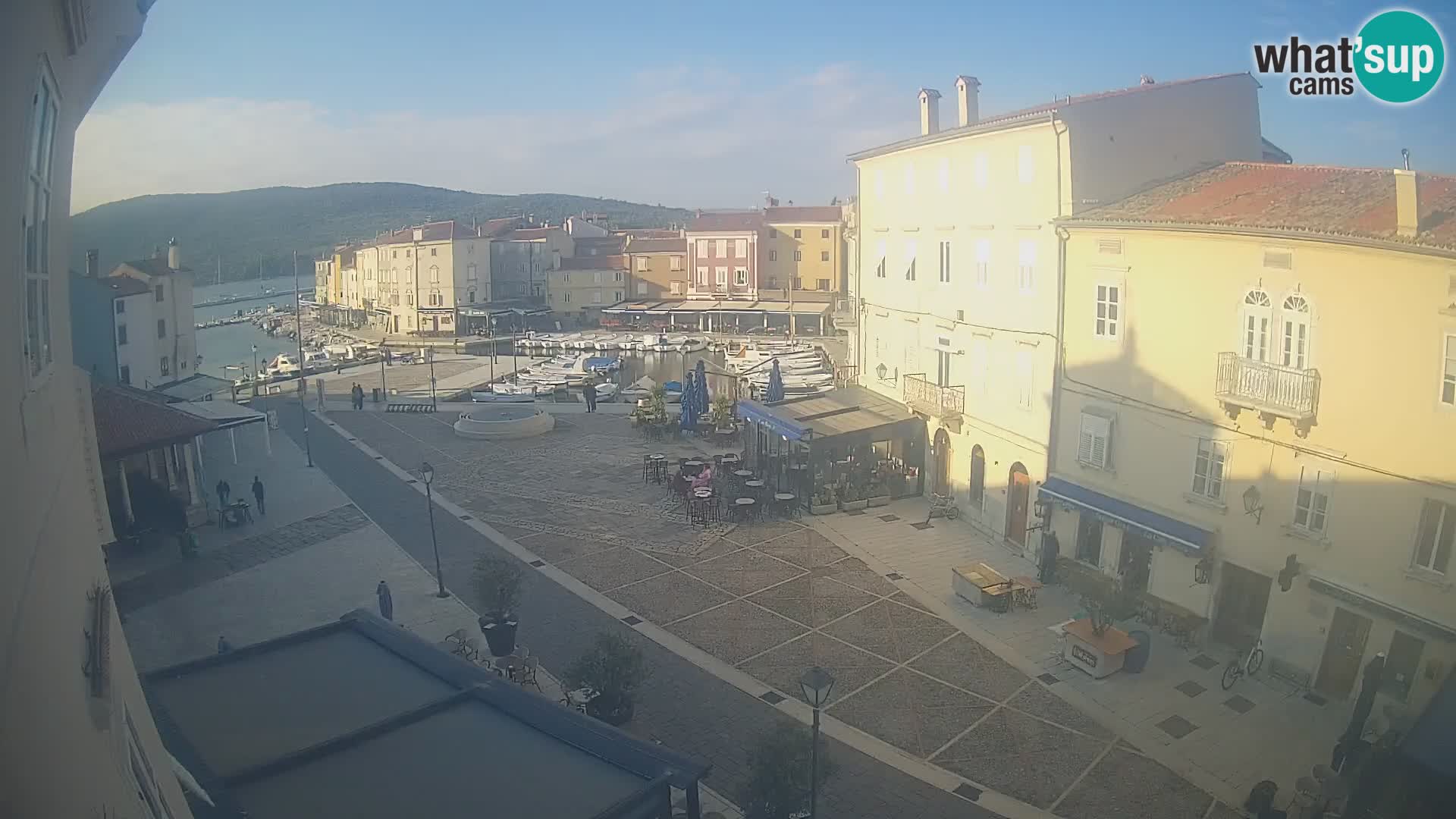 V ŽIVO spletna kamera Cres mesto – glavni trg in “mandrač” – otok Cres – Hrvaška