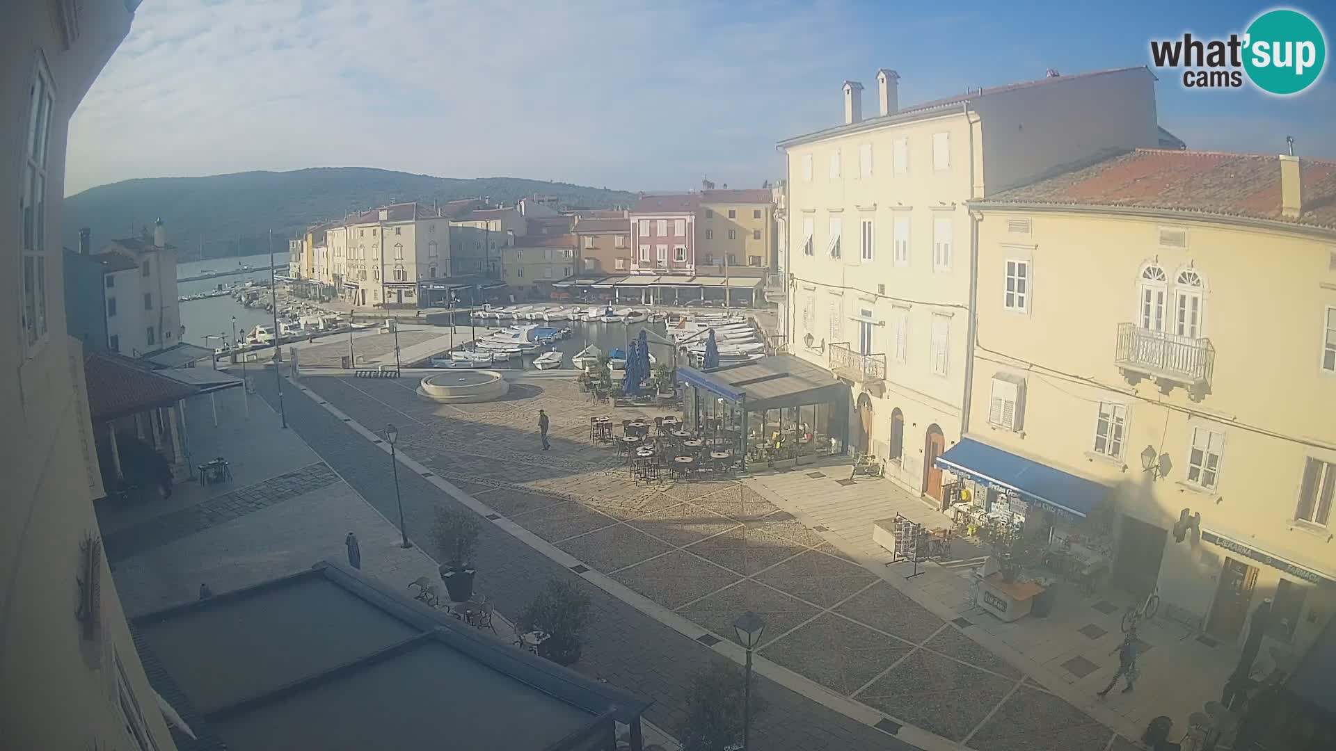 V ŽIVO spletna kamera Cres mesto – glavni trg in “mandrač” – otok Cres – Hrvaška