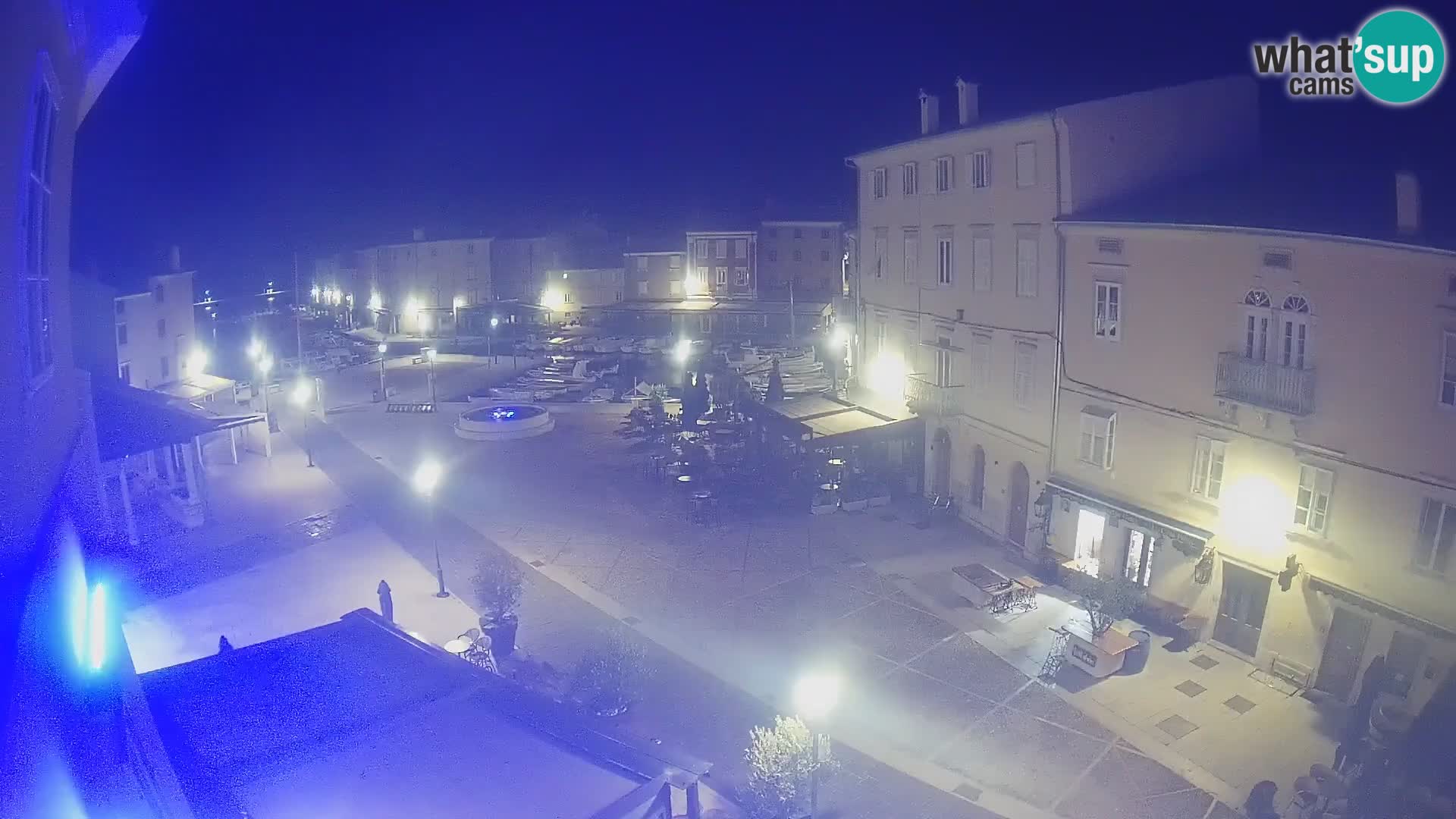 V ŽIVO spletna kamera Cres mesto – glavni trg in “mandrač” – otok Cres – Hrvaška