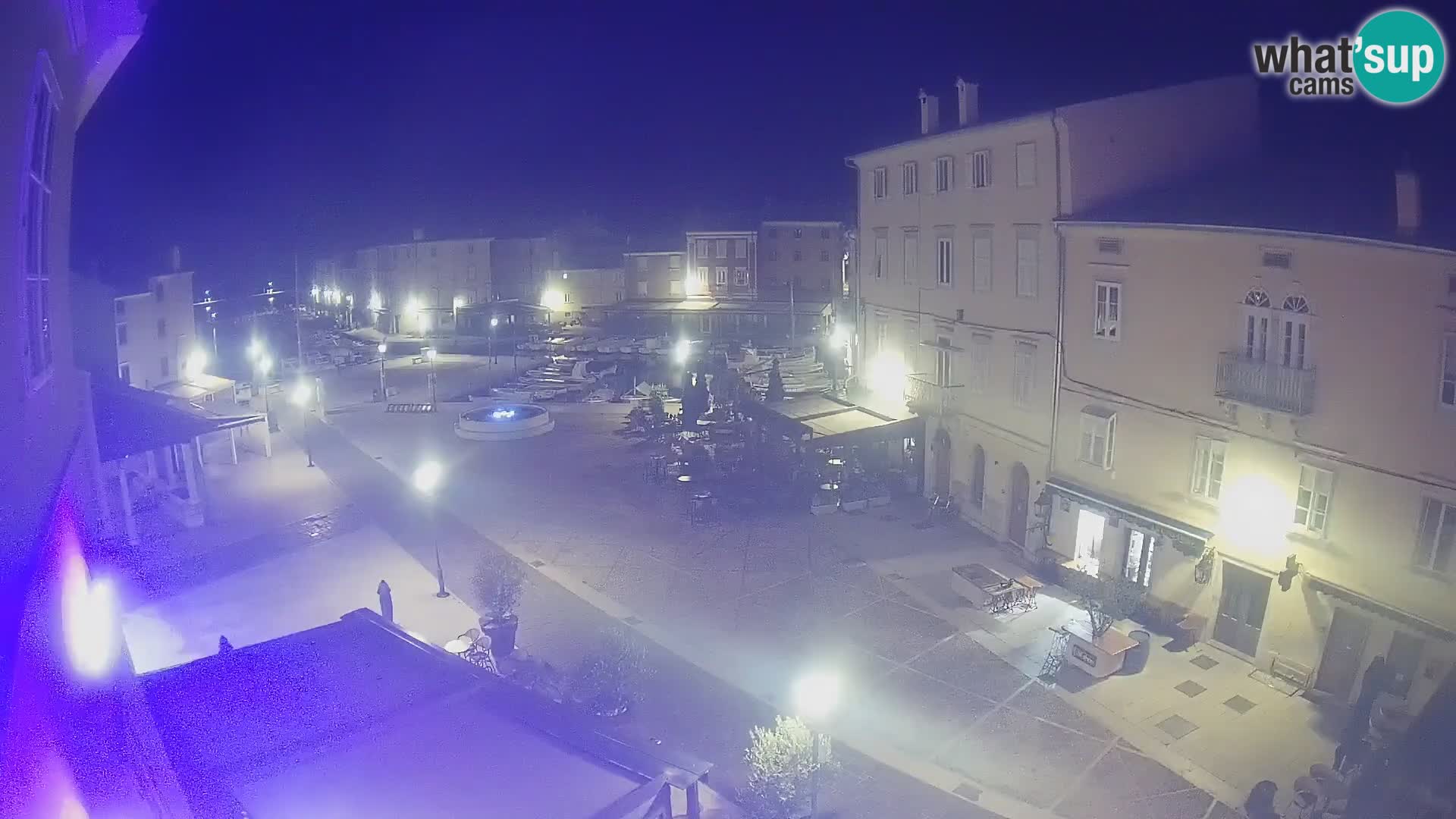 Web kamera Grad Cres – glavni trg i “mandrač” – otok Cres