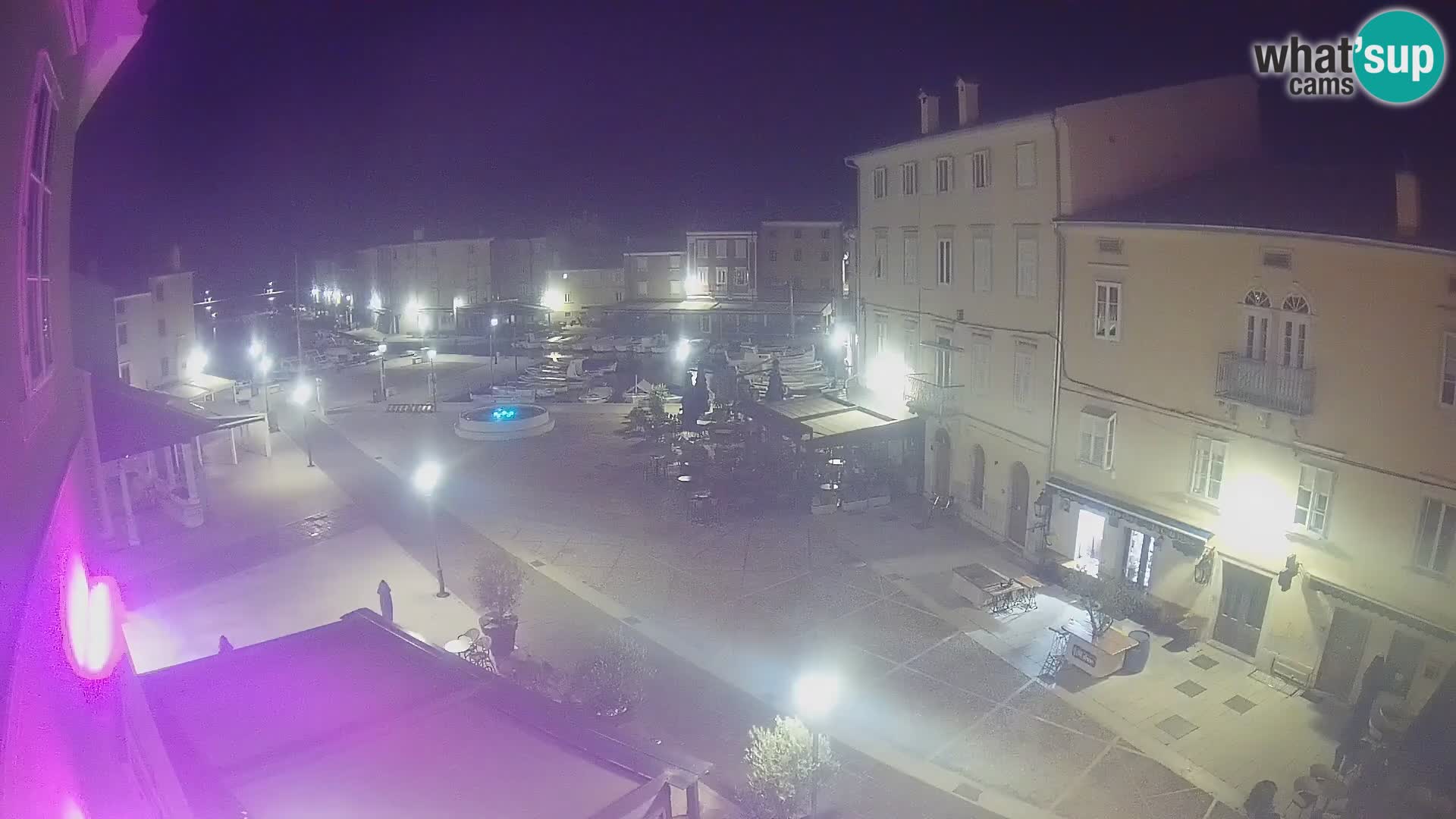 Web kamera Grad Cres – glavni trg i “mandrač” – otok Cres