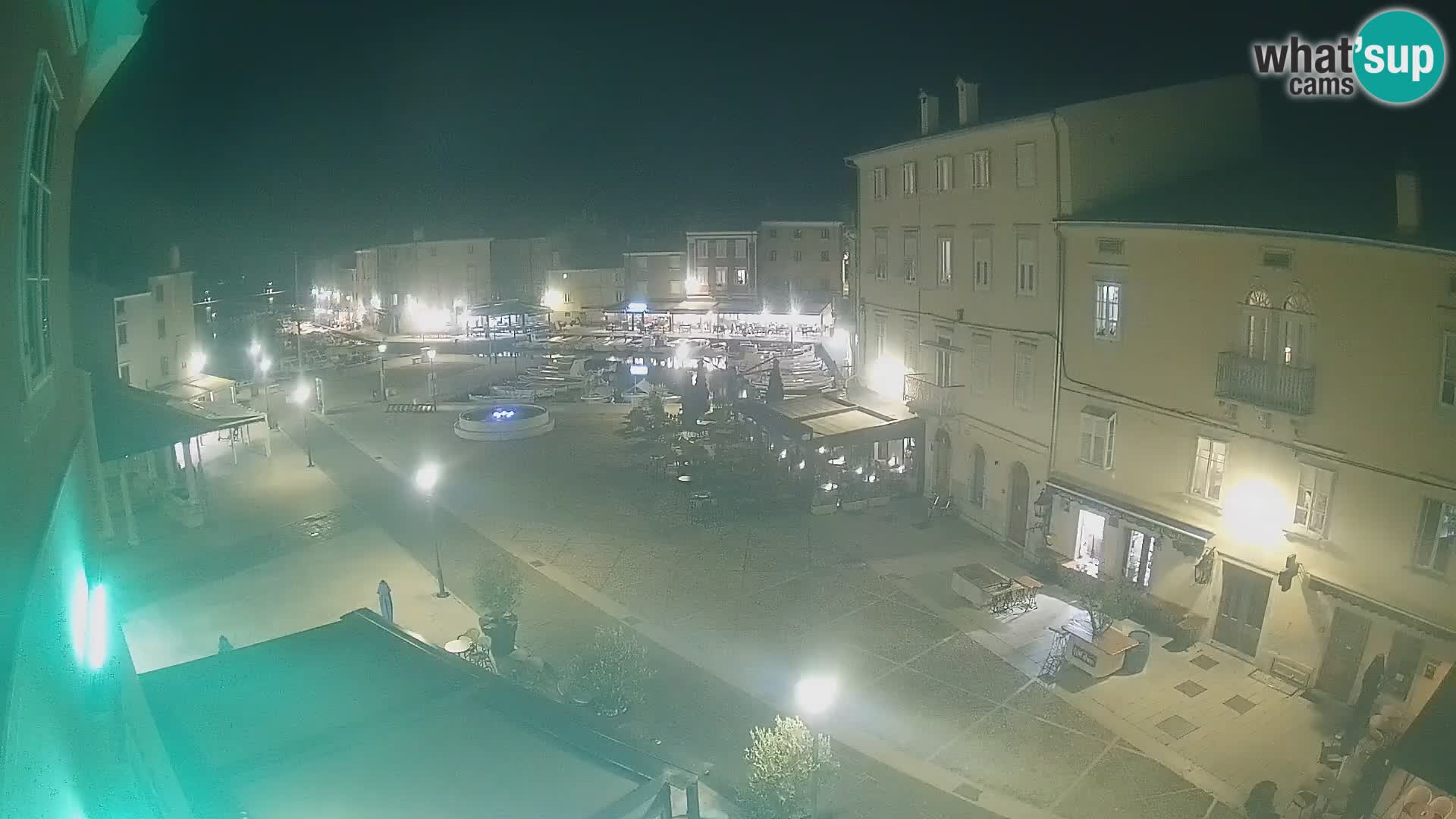V ŽIVO spletna kamera Cres mesto – glavni trg in “mandrač” – otok Cres – Hrvaška
