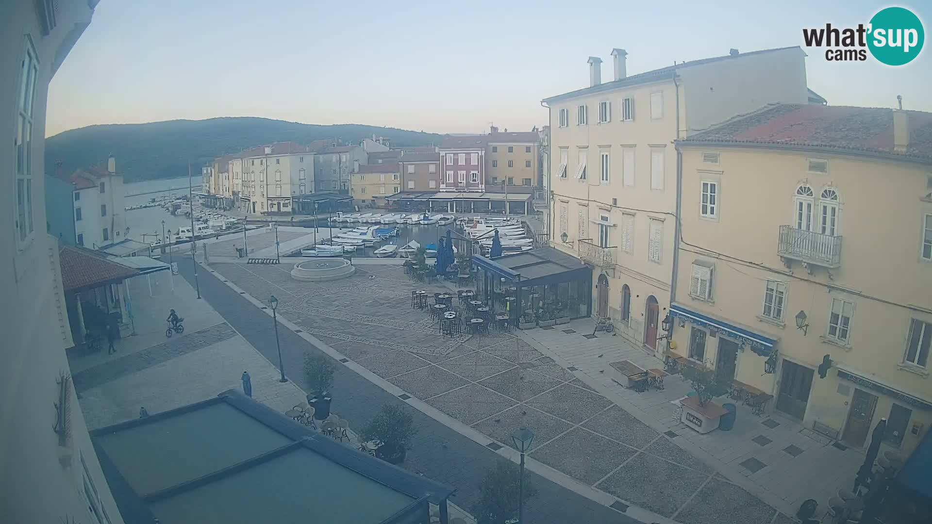 V ŽIVO spletna kamera Cres mesto – glavni trg in “mandrač” – otok Cres – Hrvaška