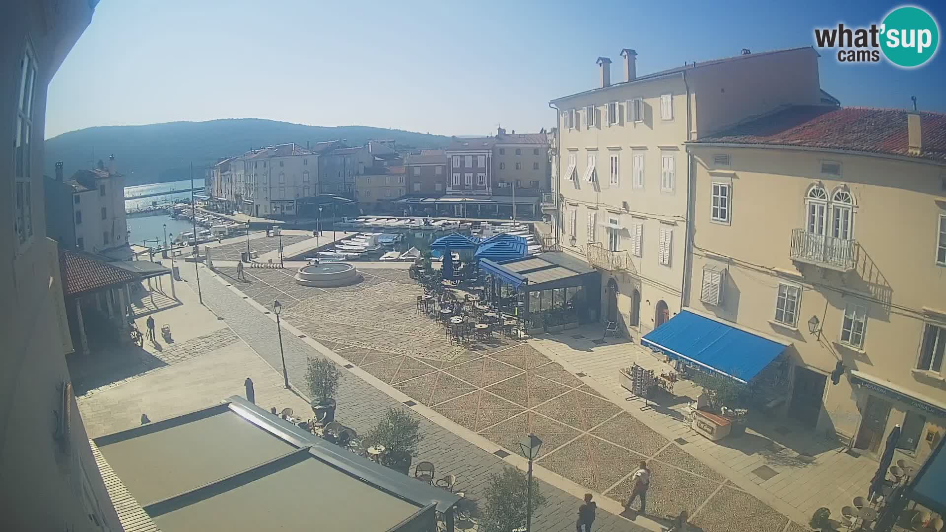 V ŽIVO spletna kamera Cres mesto – glavni trg in “mandrač” – otok Cres – Hrvaška