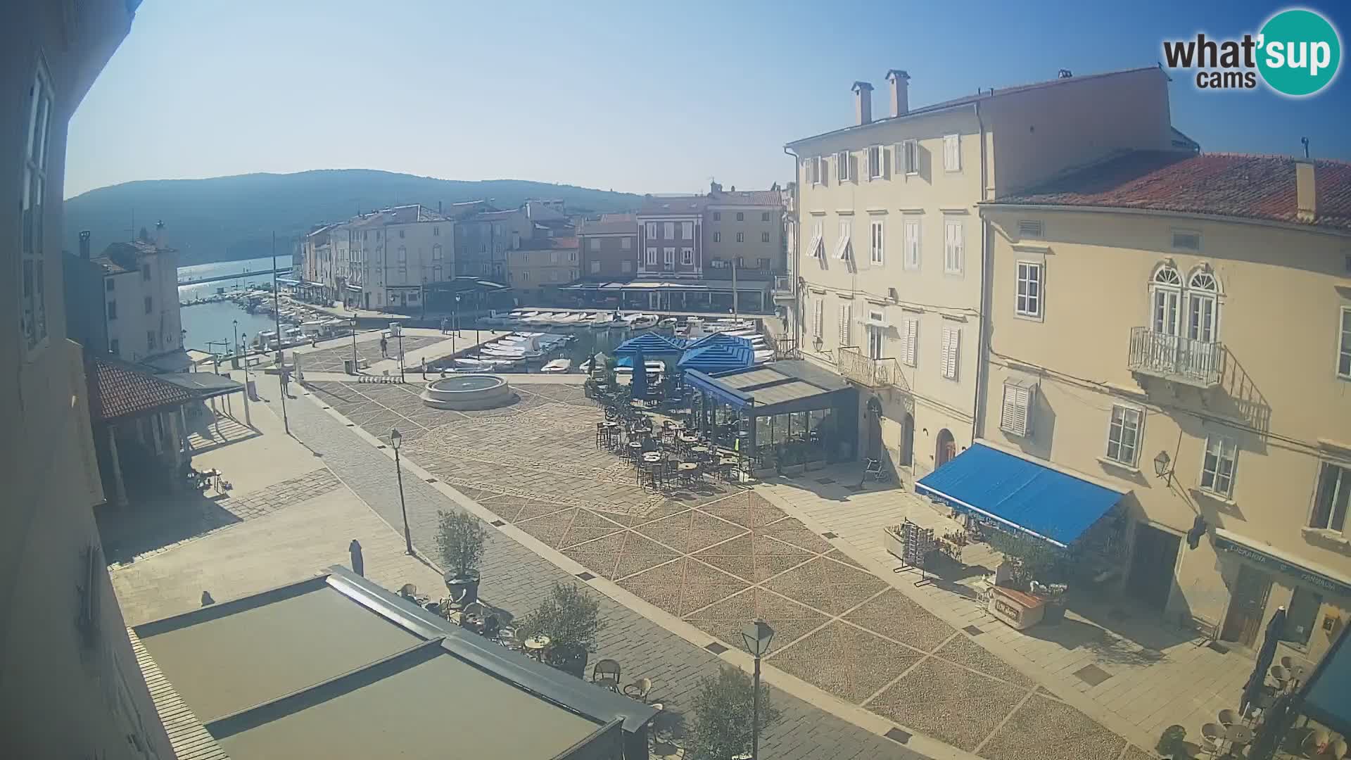 Web kamera Grad Cres – glavni trg i “mandrač” – otok Cres
